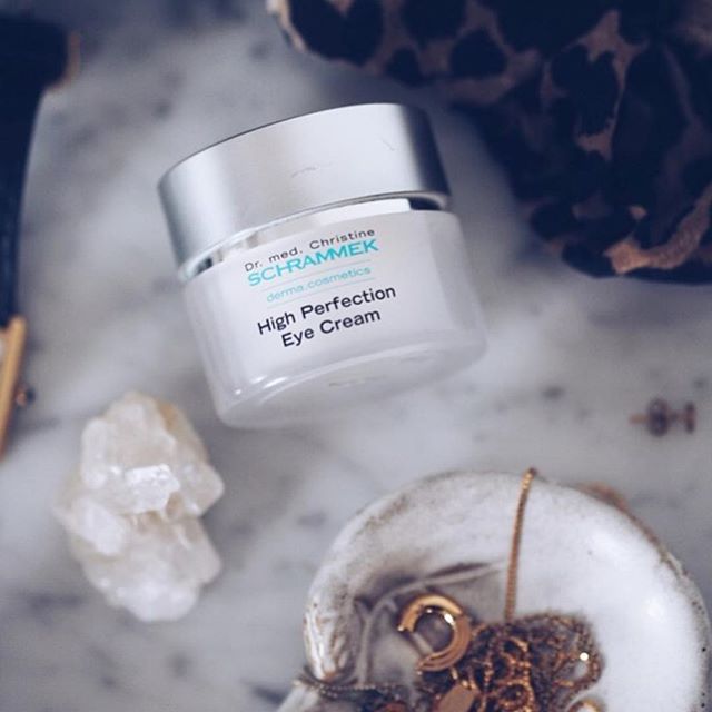 Ønsker du en gjennomfuktet hud hvor linjer og mørke ringer blir mindre synlig rundt øynene? Da er High Perfection Eye Cream løsningen - En velbalansert øyekrem som inneholder en kombinasjon av hyaluronsyre, blå peptider og stikkelsbær. Den perfekte julegaven til mor, kjæresten eller kanskje en venninne️ ????: @camillapihlno