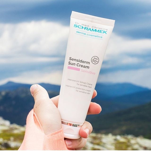Føl deg trygg i solen med Dr. Schrammek️ Sensiderm Sun Cream SPF 50 -  intensiv UV-beskyttelse for alle! Spesialutviklet for sensitiv hud og perfekt for de som sliter med å finne en solkrem de tåler. Beskytter skånsomt, sikkert og vedvarende med beroligende virkestoffer