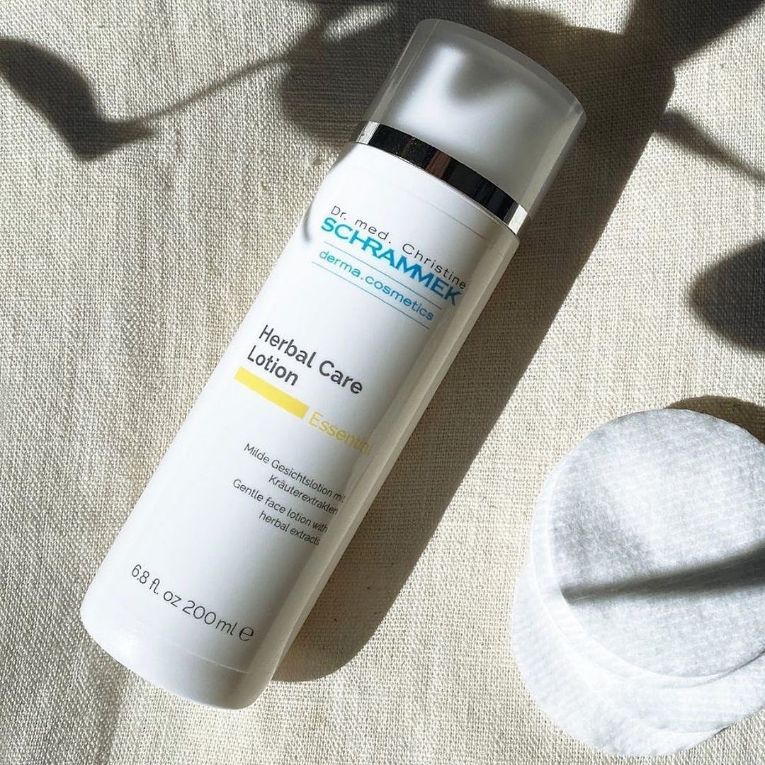 Husk gode renserutiner for at huden skal fungere optimalt i vinter️Herbal Care Lotion er et beroligende, betennelsesdempende og rensende hudvann. Helende planteekstrakter balanserer og styrker huden. Påføres med bomullspads etter blant annet Super Soft Cleanser. Fjerner også øye-makeup.
