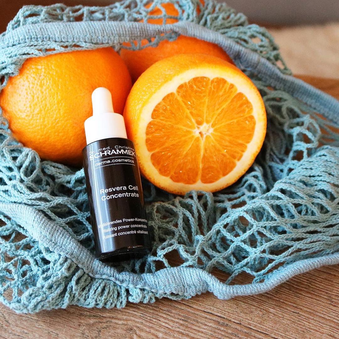 Beskytt huden mot den sterke vårsola med Resvera Cell Concentrate️ De unike virkestoffene Reservatrol og Vitamin C nøytraliserer skadelige frie radikaler fra UV-stråling og miljøforurensing???? Perfekt serum til bruk under solkrem for antirynke og kraftig beskyttelse.