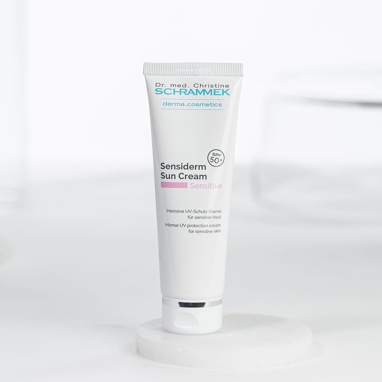 Sensiderm Sun Cream SPF 50 - Intensiv UV-beskyttelse for hele familien! 

Spesialutviklet for sensitiv hud og perfekt for de som sliter med å finne en solkrem de tåler. Beskytter skånsomt, sikkert og vedvarende med beroligende virkestoffer Psst... Denne får du nå til redusert pris i vår Protect & Repair kampanje. Perfekt til påskeferien