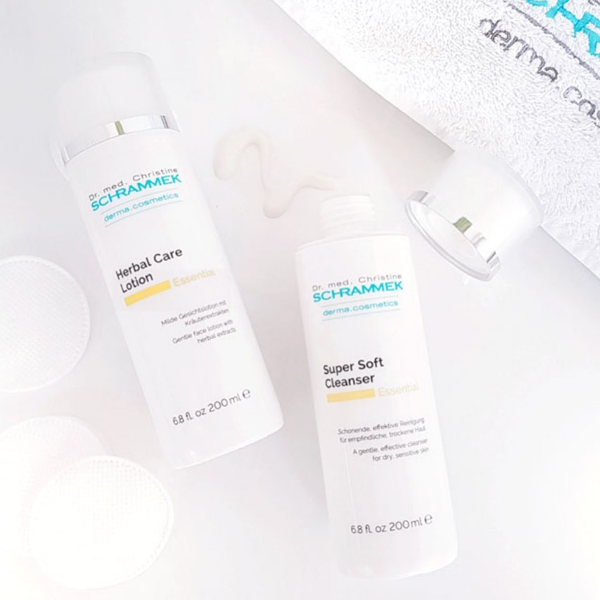 Everyday Essentials Gode renserutiner morgen og kveld er viktig for at huden skal fungere optimalt. 

Step 1. Super Soft Cleanser: 
Pleiende og beroligende rensemelk for normal, tørr og sensitiv hud. Fjerner makeup, smuss og forurensning skånsomt og effektivt på hud og øyeområdet uten å avfette.

Step 2. Herbal Care Lotion: 
Beroligende, betennelsesdempende og rensende hudvann. Helende planteekstrakter balanserer og styrker huden. Påføres med bomullspads etter Super Soft Cleanser. Fjerner også øye-makeup.
