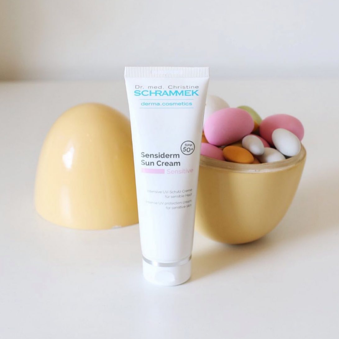 God påske

Sensiderm Sun Cream SPF 50 er spesialutviklet for sensitiv hud og perfekt for de som sliter med å finne en solkrem de tåler. Beskytter skånsomt, sikkert og vedvarende med beroligende virkestoffer Psst... Denne får du nå til redusert pris i vår Protect & Repair kampanje. Passer hele familien.