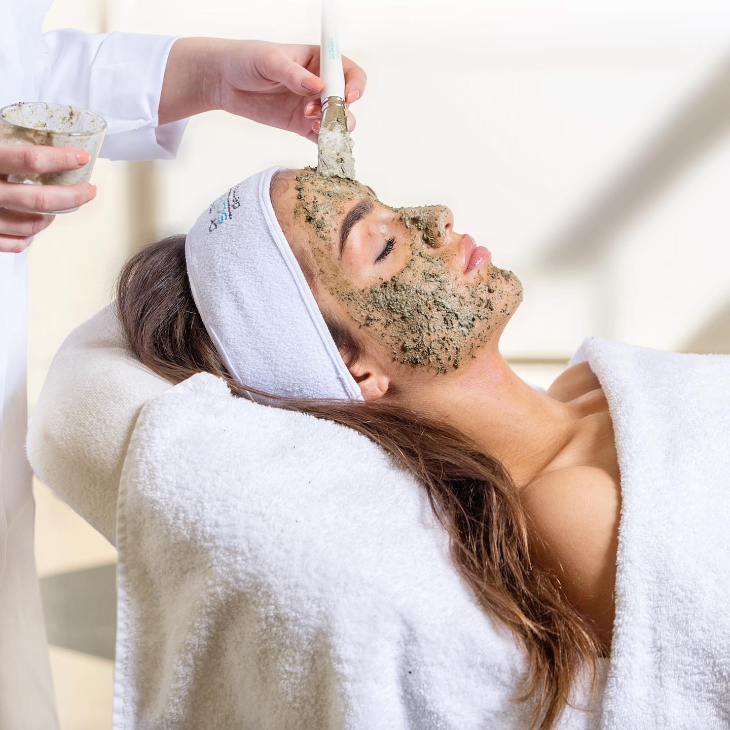 GREEN PEEL er en medisinsk utviklet peeling, utviklet på 100% naturlige virkestoffer. En real treningsøkt som optimaliserer hudens funksjoner fra innerst til ytterst til økt styrke, sunnhet og spenst

Sammen med Dr. Schrammeks hjemmeprodukter går du en trygg vei til optimal hudhelse

Passer for alle aldre og hudtyper. Styrken på peelingen tilpasses din hud.