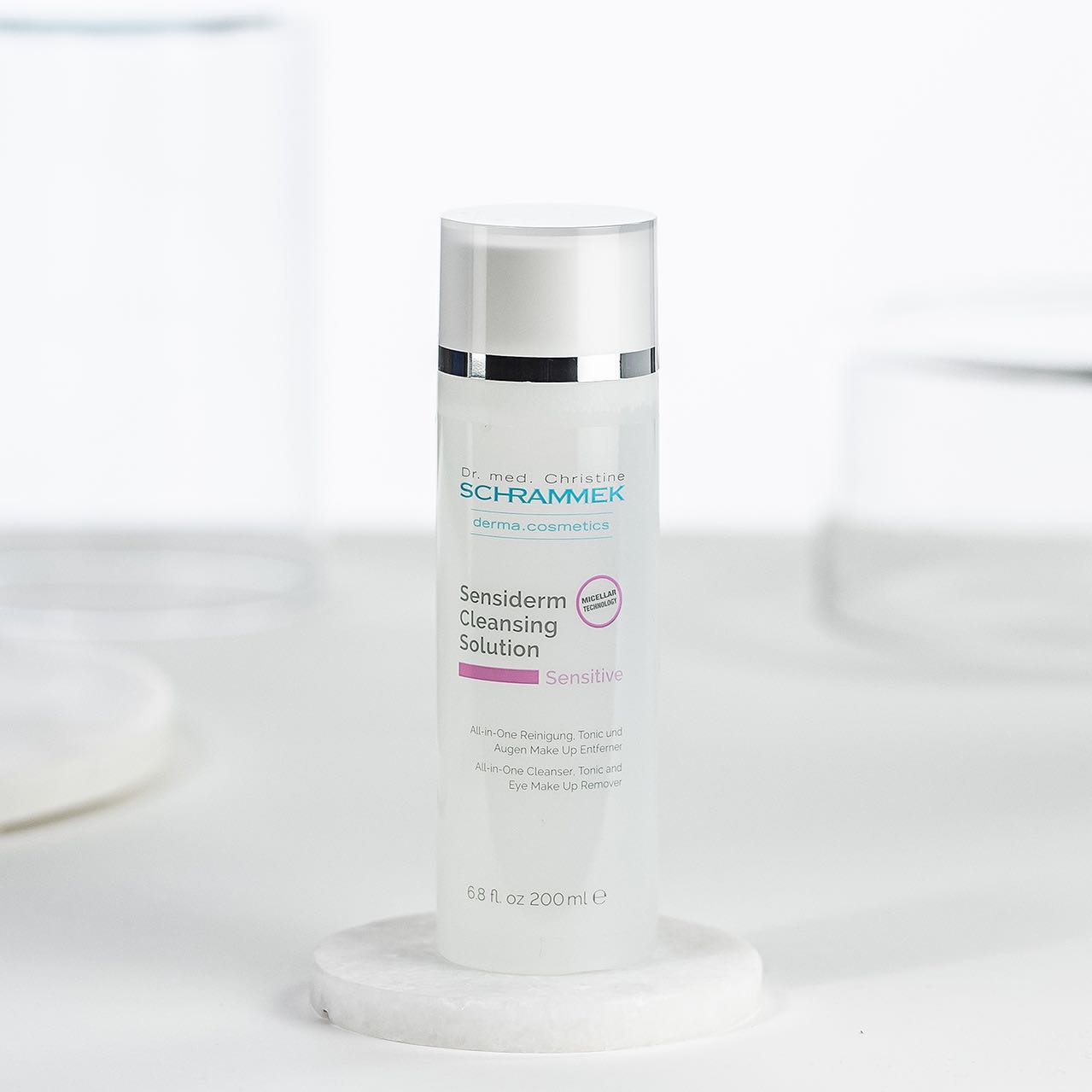 Sensiderm Cleansing Solution er et ”alt i ett” renseprodukt som fjerner enkelt og effektivt make-up, solkrem, fettstoffer og forurensning

Skånsom renserutine uten behov for vann. Niacinamide og havsalt styrker, balanserer og remineraliserer hudbarrieren. Benyttes på pads. Fjerner øye-makeup svært effektivt og skånsomt. Et perfekt renseprodukt til ferien

Psst… Denne får du nå i vårt reisekit til kampanjepris???? I tillegg fås med en reisestørrelse slik at du enkelt kan fylle på ved behov.