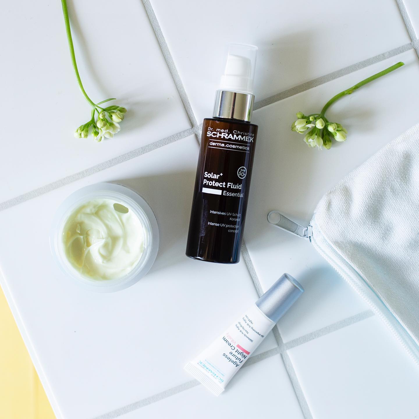 Dr. Schrammek Limited Sun Edition️

Et solkit med optimal solbeskyttelse og anti-age til ferien. Inneholder bestselgerne Global Defense Cream SPF 20 og Solar+ Protect Fluid SPF 50. Inkludert i kittet er nyheten Ageless Future Night Cream og prøve på antioksidant serumet Resvera Cell Concentrate. Produktene kommer i en lekker og praktisk toalettmappe. 

Sommerpris: 1190,- (ord. pris: 1943,-).
