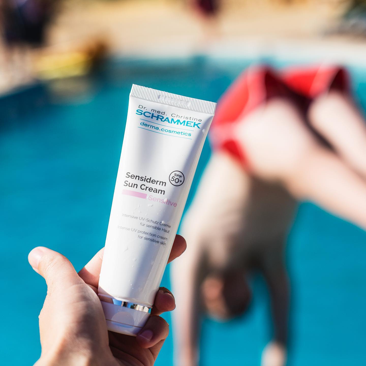 La huden nyte trygge soldager med Sensiderm Sun Cream SPF 50️

Solkrem med intensiv UV-beskyttelse for alle. Spesialutviklet for sensitiv hud og ideell for de som sliter med å finne en solkrem de tåler. Beskytter skånsomt, sikkert og vedvarende med beroligende virkestoffer