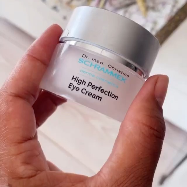 Ønsker du deg en gjennomfuktet hud hvor linjer og mørke ringer blir mindre synlige rundt øynene? Da er High Perfection Eye Cream løsningen????

En velbalansert øyekrem som inneholder en kombinasjon hyaluronsyre, blå peptider, og stikkelsbær. 

???? @heybabe_podkast @silvanybricen