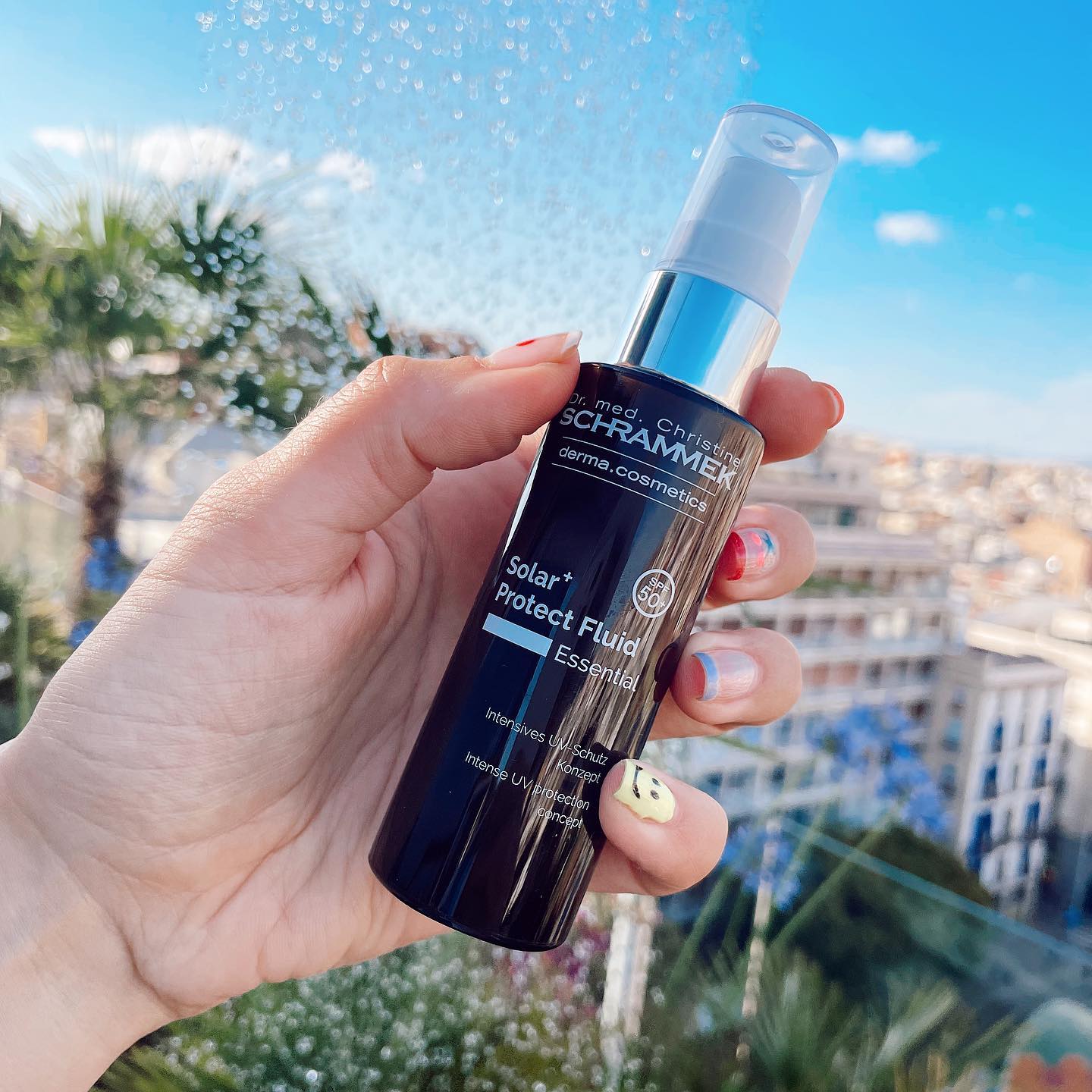 SPF = BFF 

Solar+ Protect Fluid SPF 50 er et MUST-HAVE solprodukt i vesken i sommerhalvåret. Påføres etter behov når huden utsettes for sterk UV-eksponering. Kan påføres over dagkrem og make-up eller blandes inn i favorittproduktet???????? Passer alle! 

#solar+