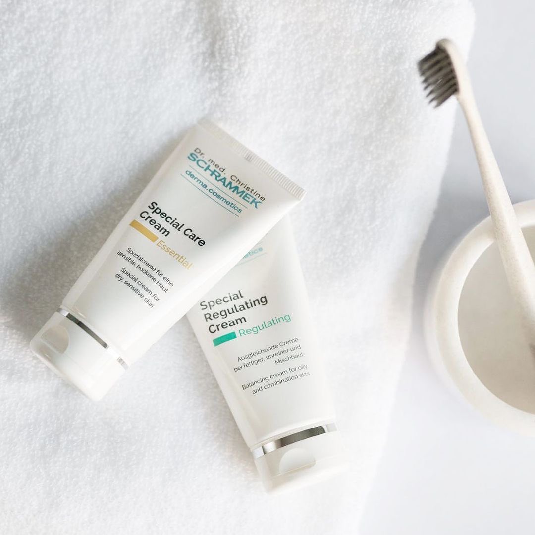 Must haves etter alle Green Peel

Special Care Cream: En unikt pleiende og styrkende 24-timers krem. Reduserer tørrhet, rødhet og irritasjoner med effektive plantevirkestoffer. Sterkt fuktbalanserende, reparerende og beskyttende. Dokumentet styrkende effekt på hudbarrieren. Perfekt for normal, tørr og sensitiv hud. 

Special Regulating Cream: En unikt behandlende 24-timers krem for fet, uren og kombinert hud. Beroligende, balanserende og antibakterielle virkestoffer. Reduserer urenheter effektivt uten at huden etterlates tørr og dehydrert. Fuktbalansen forbedres og hudirritasjoner reduseres. 

Tips: Avslutt gjerne med Dr. Schrammeks Blemish Balm for en dekkende og behandlende effekt.
