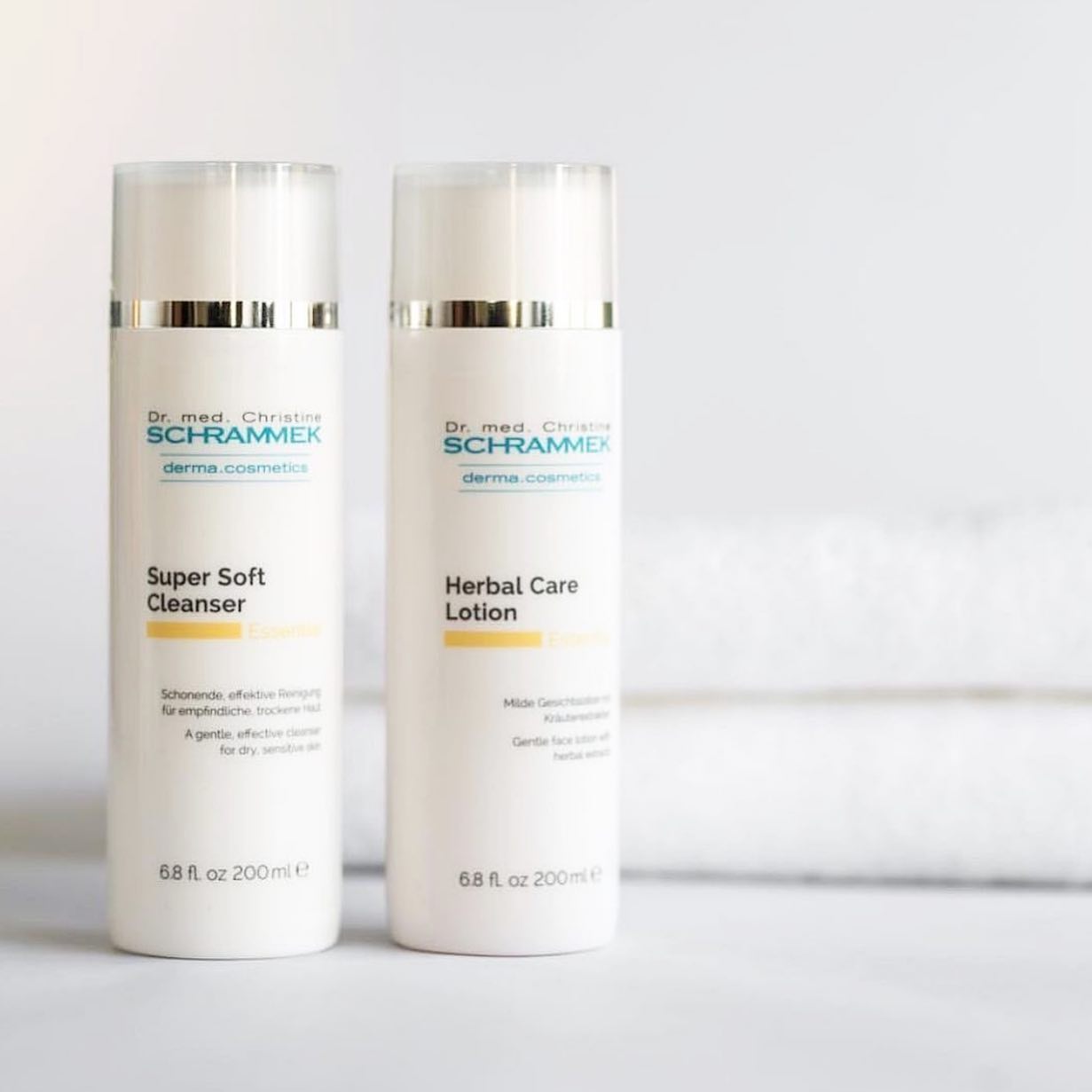 Deilige renseprodukter er ekte hverdagsluksus og et must for at huden skal fungere optimalt🧖🏼‍♀️ 

Step 1. Super Soft Cleanser: 
Pleiende og beroligende rensemelk for normal, tørr og sensitiv hud. Fjerner makeup, smuss og forurensning skånsomt og effektivt på hud og øyeområdet uten å avfette.

Step 2. Herbal Care Lotion: 
Beroligende, betennelsesdempende og rensende hudvann. Helende planteekstrakter balanserer og styrker huden. Påføres med bomullspads etter Super Soft Cleanser. Fjerner også øye-makeup.