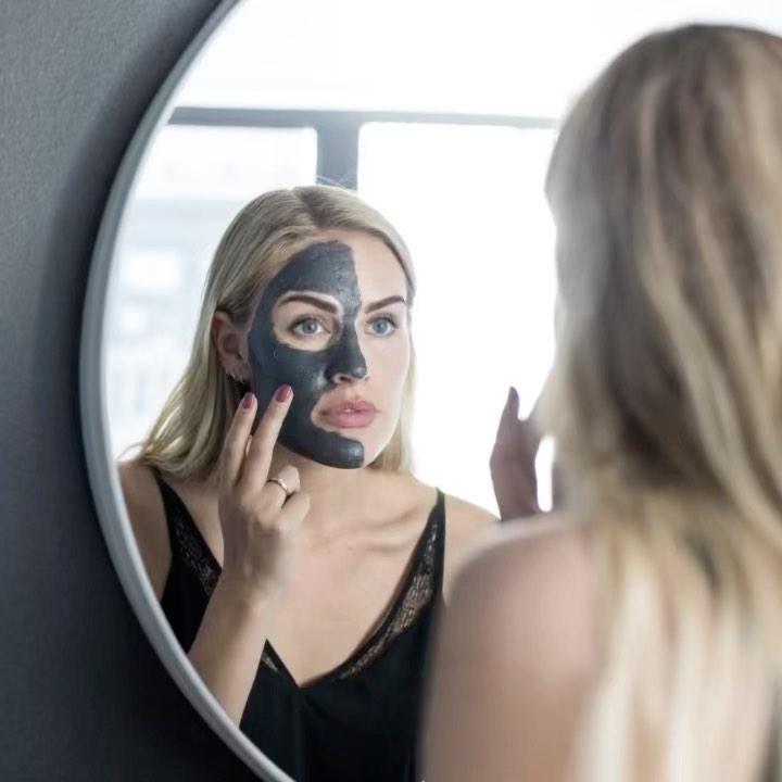 Our type of Halloween mask 

Black Clearing Mask er en kraftfull, svart rensemaske som virker som en svamp på smuss og skadelige miljøpartikler fra hudoverflaten🖤 

Passer alle. Perfekt for uren hud da den renser i dybden, forfiner porene, fjerner eksisterende urenheter og forebygger nye🖤🏻