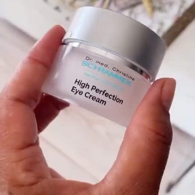 Ønsker du deg en gjennomfuktet hud hvor linjer og mørke ringer blir mindre synlige rundt øynene? Da er High Perfection Eye Cream løsningen🏻

En velbalansert øyekrem som inneholder en kombinasjon av hyaluronsyre, blå peptider, og stikkelsbær. 

Psst… Denne får du nå i vårt nydelige Harmony & Repair gavesett 

📸 @heybabe_podkast @silvanybricen
