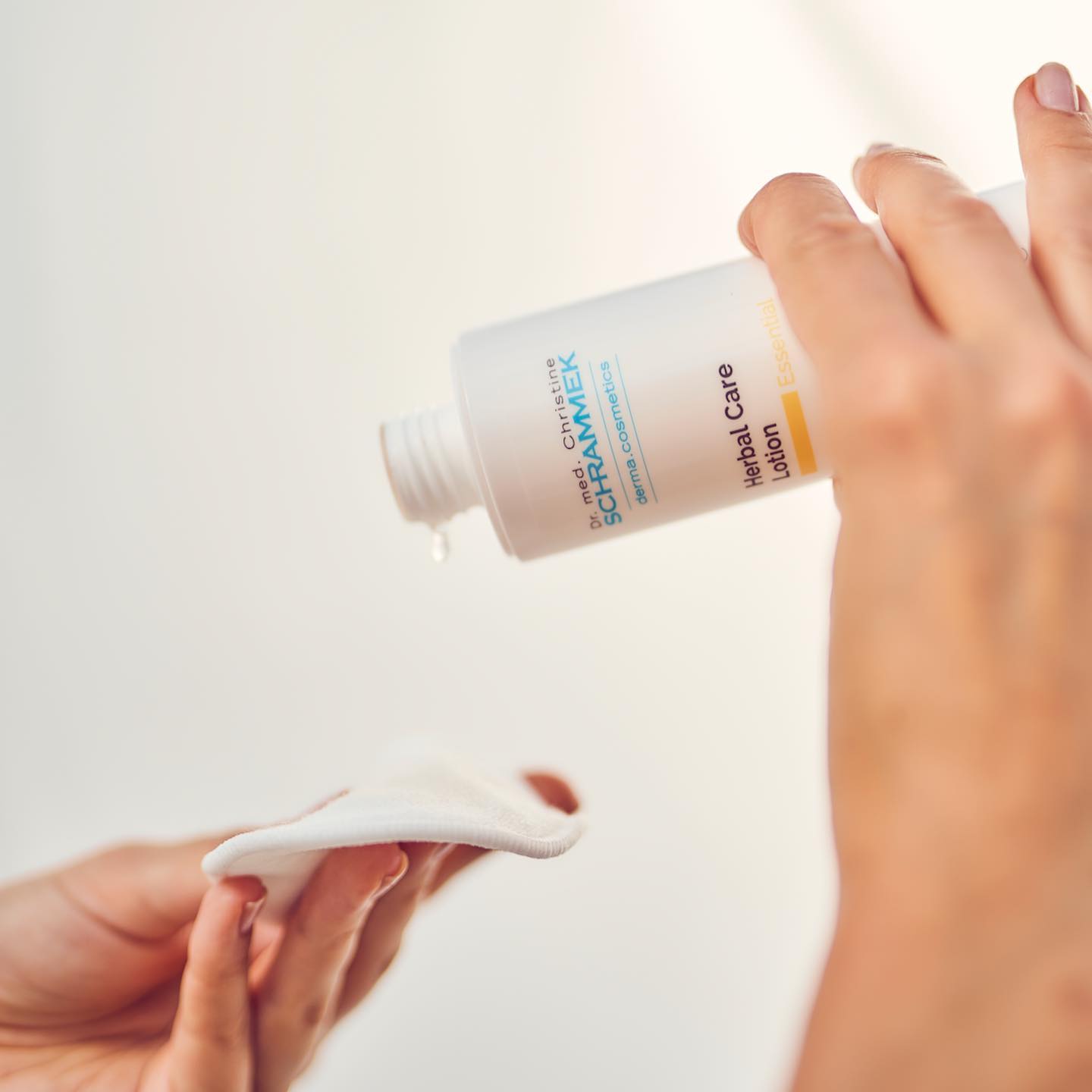 Deilige renseprodukter er ekte hverdagsluksus og et must for at huden skal fungere optimalt🧖🏼‍♀️ 

Herbal Care Lotion - beroligende, betennelsesdempende og rensende hudvann. Helende planteekstrakter balanserer og styrker huden. Denne får du nå i våre to Daily Ritual gavesett til 890,- (Ord. pris: 1397,-)🏻

My Daily Ritual - Essential Inneholder bestselgerne Super Soft Cleanser 200 ml, Herbal Care Lotion 200 ml og Special Care Cream 15 ml, som er unike basisprodukter med oppbyggende og styrkende egenskaper. Inkludert i gavesettet er 8 stk miljøvennlige Bamboo Pads og et praktisk hodebånd til hudpleierutinen. Den komplette julegaven som passer for alle.

My Daily Ritual - Regulating Inneholder Deep Pore Cleanser 200 ml, Herbal Care Lotion 200 ml og Special Regulating Cream 15 ml, som er unike basisprodukter med rensende og balanserende egenskaper for akne og kombinert hud. Inkludert i gavesettet er 8 stk miljøvennlige Bamboo Pads og et praktisk hodebånd til hudpleierutinen. Den komplette julegaven for ungdom og uren hud.

#påførmedkjærlighet