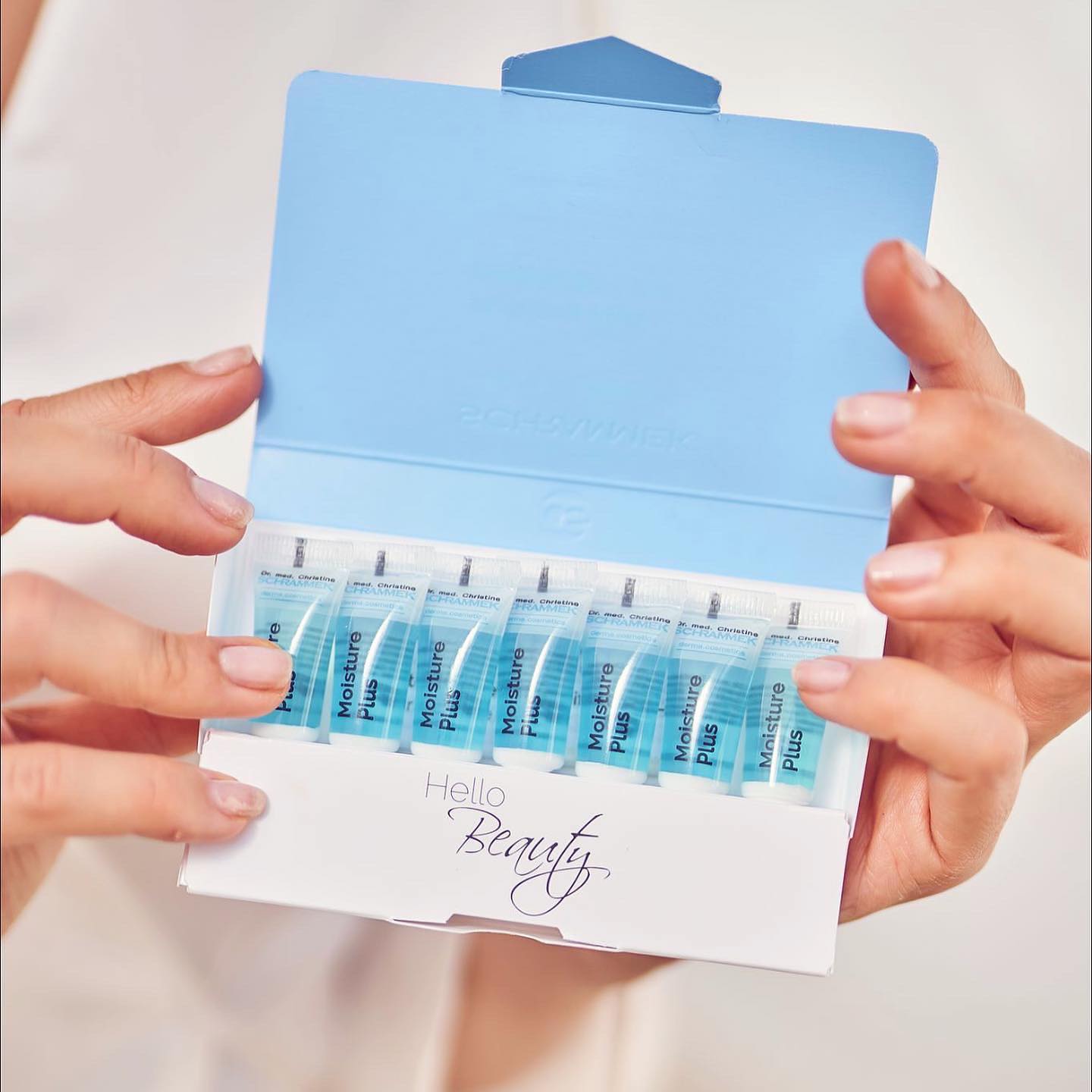 Sliter du med tørr og gusten vinterhud? Gi huden din en boost av ekstra fuktighet og glød med en 7 dagers ampullekur

Moisture Plus Ampuller - fuktighetsboost med lavmolekylær og tverrbundet hyaluronsyre som fyller opp og holder lengre på fuktigheten. Inneholder også Spilanthol for muskelavslappende effekt. En effektiv «Bio-Botox» som sørger for rask og synlig reduksjon av mimikklinjer.