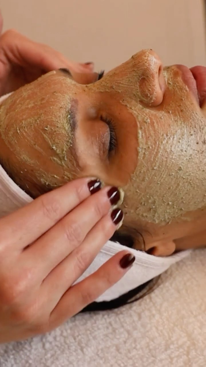 Oh we love Green Peel

Visste du at Green Peel finnes i tre styrker etter behov og hudtype? 

Den letteste, Green Peel Fresh Up, eller Express utgaven «Quick Fix», er en populær partypeel som i tillegg setter i gang prosesser som bremser aldring og styrker sensitiv hud. 

Den mellomste, Green Peel Energy, er en dyptvirkende antirynke behandling med gode resultater på konkrete problem. Mens den dypeste, Green Peel Classic, gir fullstendig hudfornyelse på 5 dager. 

De letteste Green Peel behandlingene er ideell som forberedelse til den dypeste. 

 @drschrammeksa 🏻