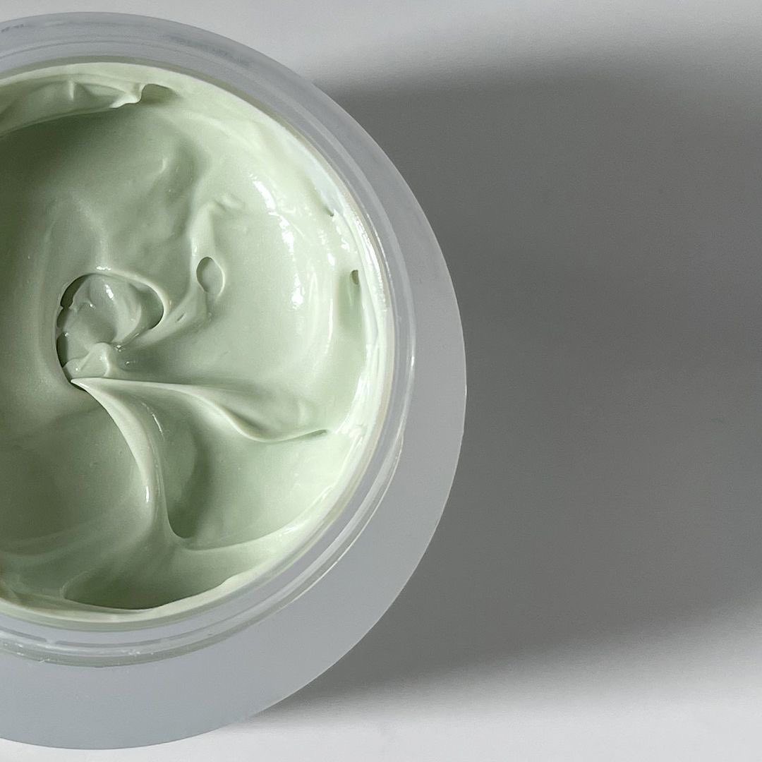 Sensitiv hud er ofte utsatt for rødhet og irritasjon. Dr. Schrammeks Rosea Calm Cream er en fantastisk spesialkrem som virker umiddelbart etter den er påført ansikt🤍

Beroliger huden samtidig som den beskytter mot negativ miljøpåvirkning. Naturlige grønne pigmenter skjuler også rødhet effektivt🏻