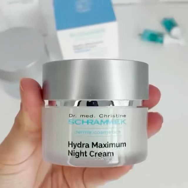 Mens kroppen hviler booster Hydra Maximum Night Cream hudens fuktighetsbalanse gjennom natten

En regenerende og næringsrik nattkrem som styrker fuktbindingene og cellestrukturen med ingredienser som Niacinamide og Vitamin E. Tips: Perfekt i i kombinasjon med Hyalouron Performance Serum.