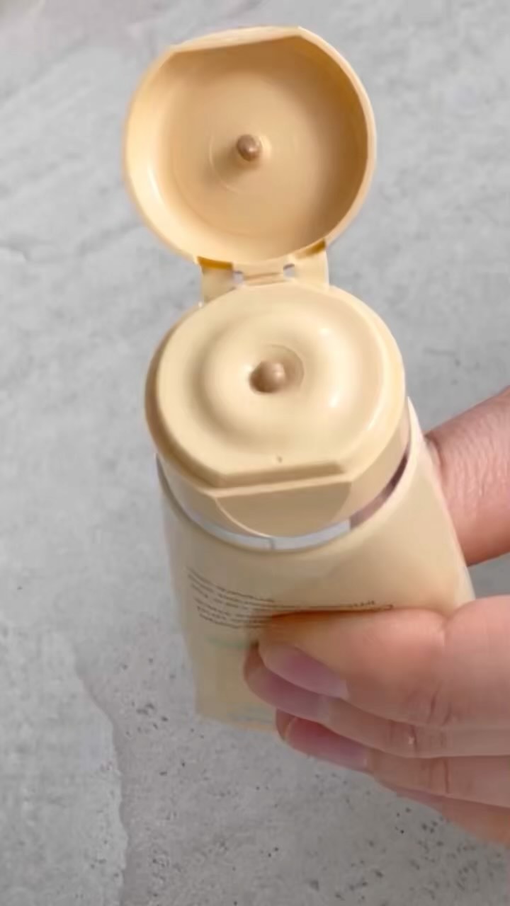 Blemish Balm🫶🏻 Foundation med innebygd hudpleie som får huden din til å stråle

️originalen siden 1967 - mor til alle BB-kremer
️regulerende på talgproduksjonen
️antibakteriell
️betennelsesdempende
️beskyttende
️regulerende og balanserende på huden
️beroligende og antiinflammatorisk
️uten parabener og mineraloljer

Kommer i 4 naturlige farger: light, classic, honey og dark brown.