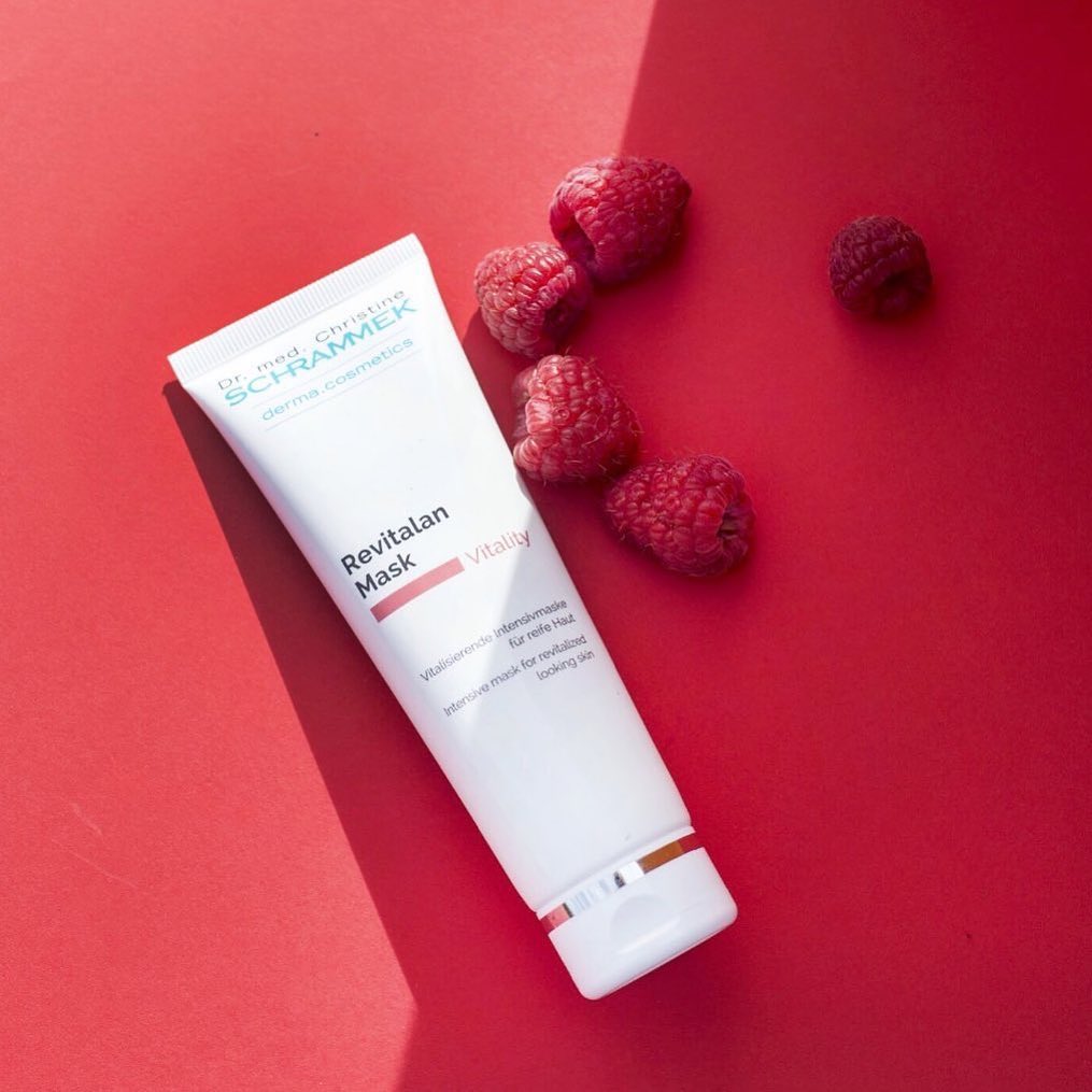 Egenpleie med den perfekt boost av glød og antirynke til 17 mai🇳🇴🍾🏻 

Revitalan Mask er en oppstrammende og hudfornyende kremmaske som gir glød og reduserer aldringstegn. Peptider, macadamia olje og marietistel gir ny vitalitet og spenst. Perfekt som en intensiv nattmaske ca 1-2 ganger i uken.
