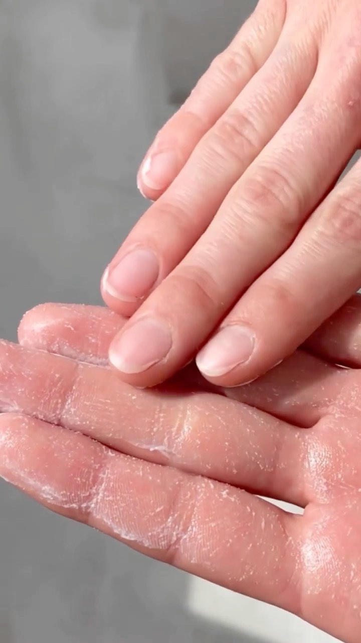 Scrub O’Clock🧖🏼‍♀️🤍

Perfect Skin Peeling er en mekanisk kornpeeling som skånsomt og effektivt fjerner talg og døde hudceller ved hjelp av malte lavasteinkorn. Den pleiende krembasen bestående av planteoljer tilfører huden næringsstoffer og essensielle lipider. Huden etterlates frisk og jevn. Dr. Schrammek anbefaler eksfoliering og skrubb av huden 1-2 ganger i uken eller ved behov. 

Tips: Følg opp med en ansiktsmaske som er riktig for din hud. Peelingen bidrar til at masken får enda bedre effekt🏻