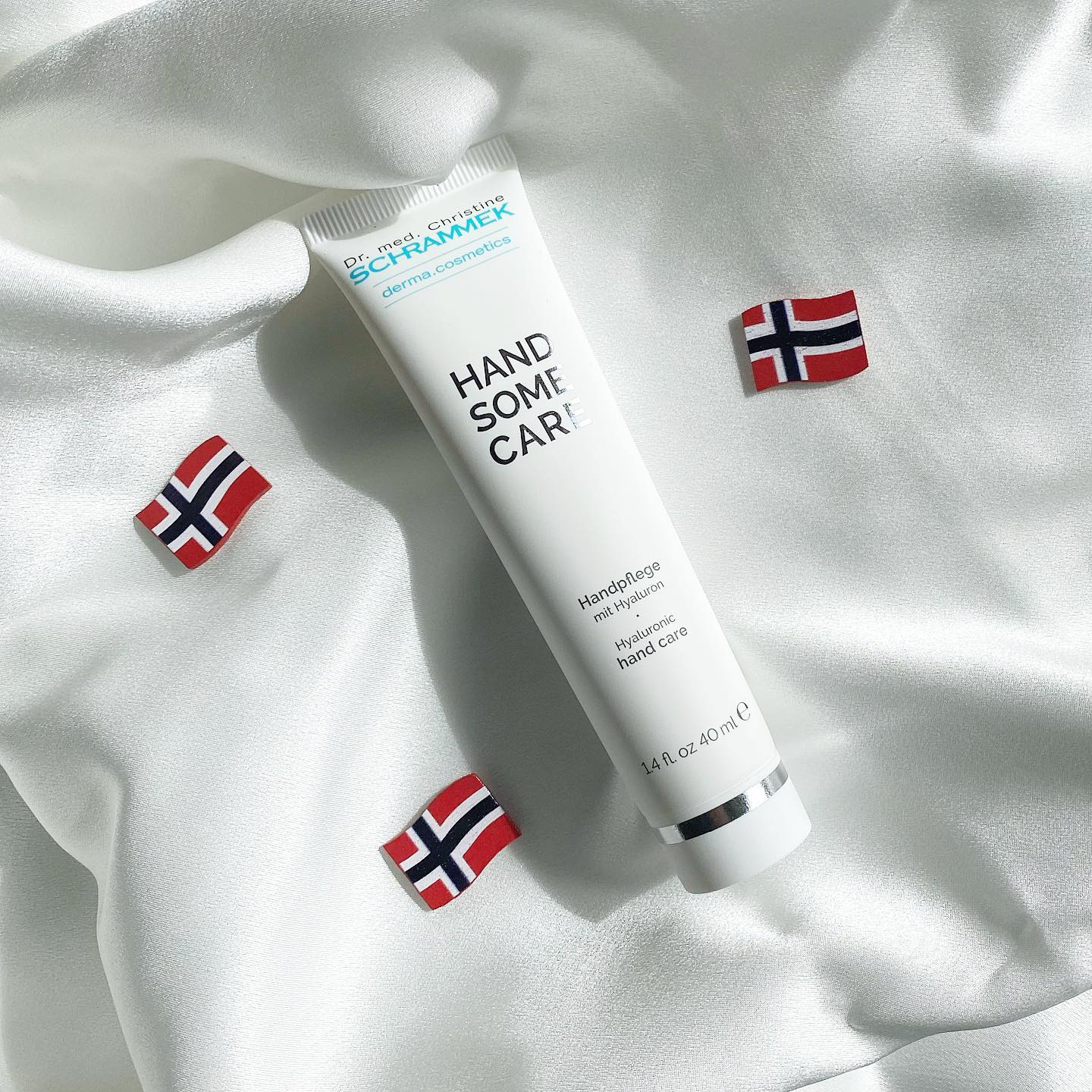 Trenger du en liten vertinnegave til 17 mai? 🇳🇴🥂 

Unikt med Handsome Care er at den inneholder blant annet hyaluronsyre, som fyller opp tørrhetslinjer og booster hudens fuktighetsnivå. Håndkremen har en nydelig mild duft, trekker raskt inn og etterlater hendene silkemyke. Pris: 170,- 

#håndkrem