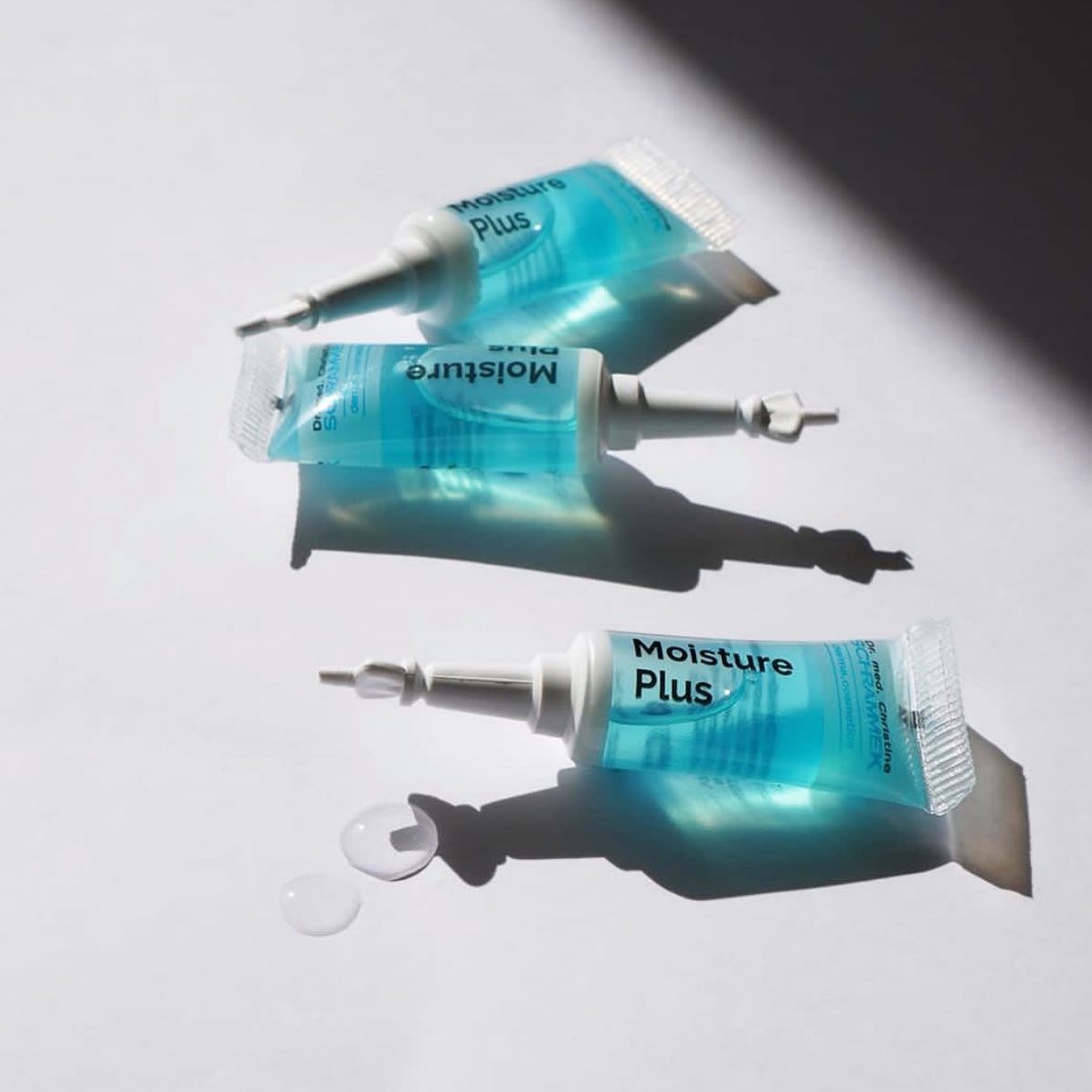 Boost huden din i sommer med en 7 dagers ampullekur for ekstra fuktighet og glød Psst… Med god fuktighet holder også brunfargen seg lenger.

Moisture Plus Ampuller - fuktighetsboost med lavmolekylær og tverrbundet hyaluronsyre som fyller opp og holder lengre på fuktigheten. Inneholder også Spilanthol for muskelavslappende effekt. En effektiv «Bio-Botox» som sørger for rask og synlig reduksjon av mimikklinjer.