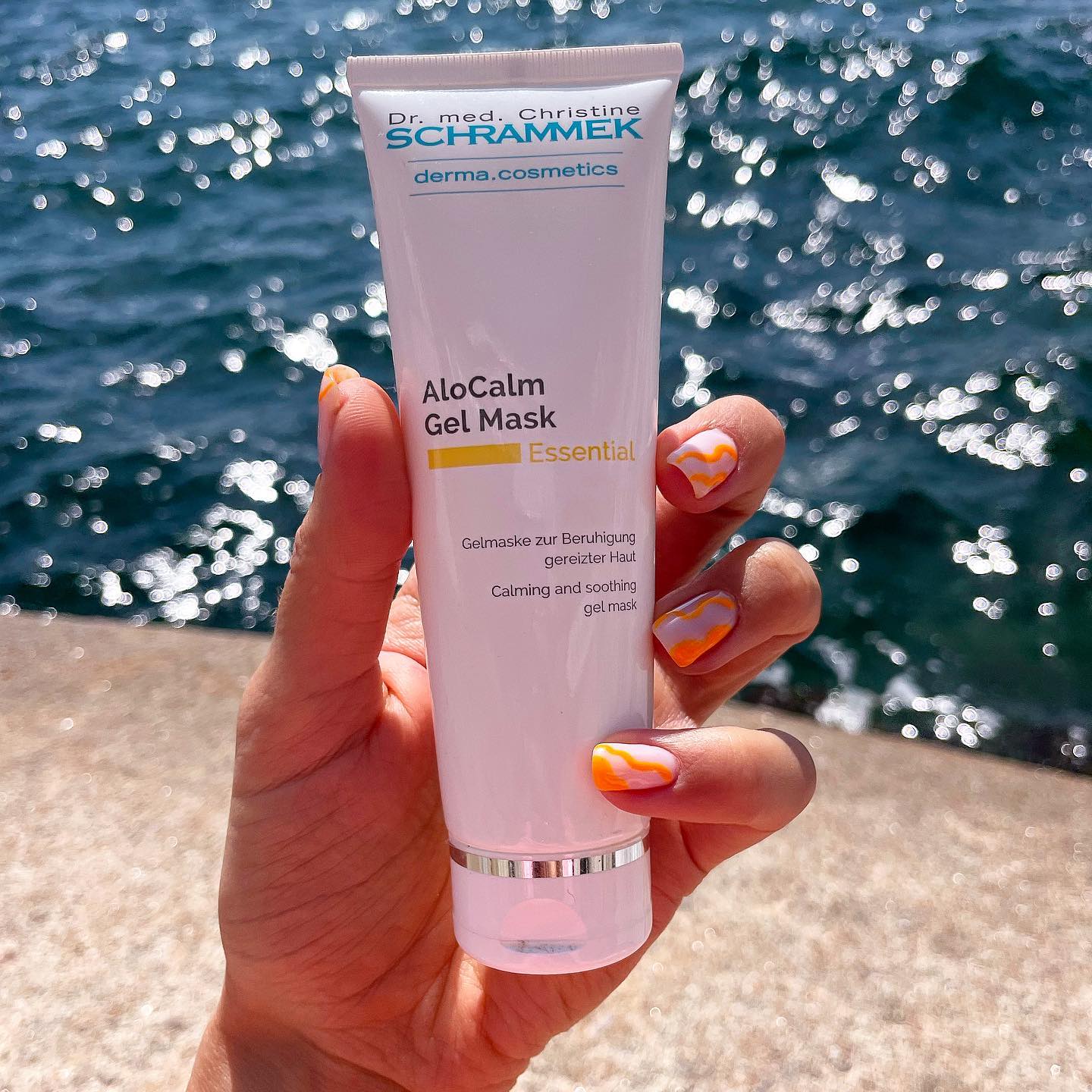 Sommertips😎 Skulle du være uheldig å bli solbrent, så finnes det håp. Aloe Vera kan gjøre underverker for solbrent hud og har en lindrende og kjølende effekt på huden🏻

AloCalm Gel Mask er en reparerende og fuktgivende gel maske med Aloe Vera Rik på fuktighet, vitaminer og mineraler som balanserer huden og reduserer dehydrering. Den ultimate after-sun masken etter solfylte dager️🏻Passer alle hudtyper. Tips: Oppbevar den i kjøleskapet, for en herlig avkjølende effekt.