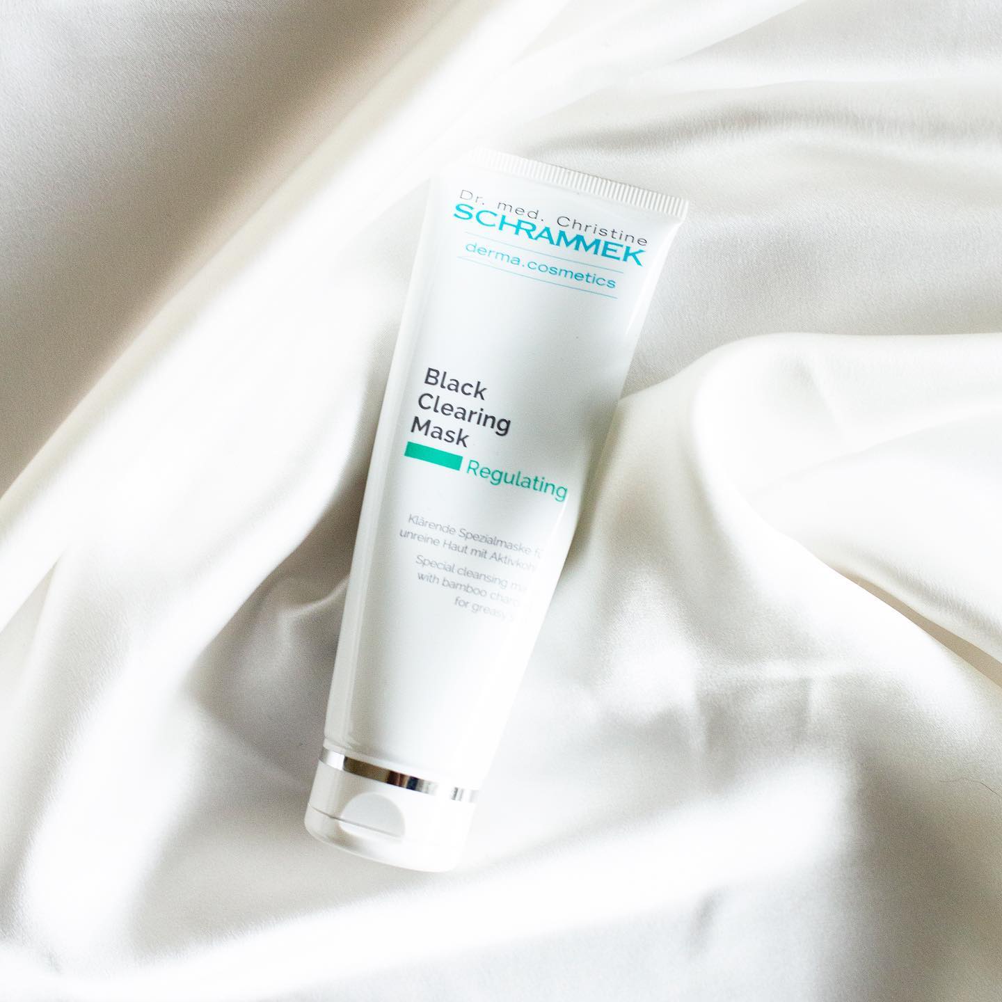 Frisk opp sommerhuden med Dr. Schrammeks detox maske, Black Clearing Mask🖤 Kraftfull svart rensemaske som virker som en svamp på smuss og skadelige miljøpartikler fra hudoverflaten. 

Inneholder en unik kombinasjon av kull fra bambus (karbon) og kaolin. Super detox for alle hudtyper. Ideell for uren hud, da den renser i dybden, forfiner porene, fjerner eksisterende urenheter og forebygger nye🏻