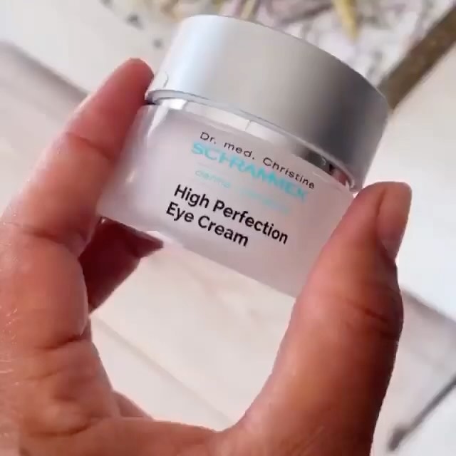 Ønsker du deg en gjennomfuktet hud hvor linjer og mørke ringer blir mindre synlige rundt øynene? Da er High Perfection Eye Cream løsningen🏻

En velbalansert øyekrem som inneholder en kombinasjon av hyaluronsyre, blå peptider, og stikkelsbær. 

Psst… Denne får du nå i årets fineste adventskalender sammen med mange andre herlige bestselgere fra Dr. Schrammek 

📸 @heybabe_podkast @silvanybricen