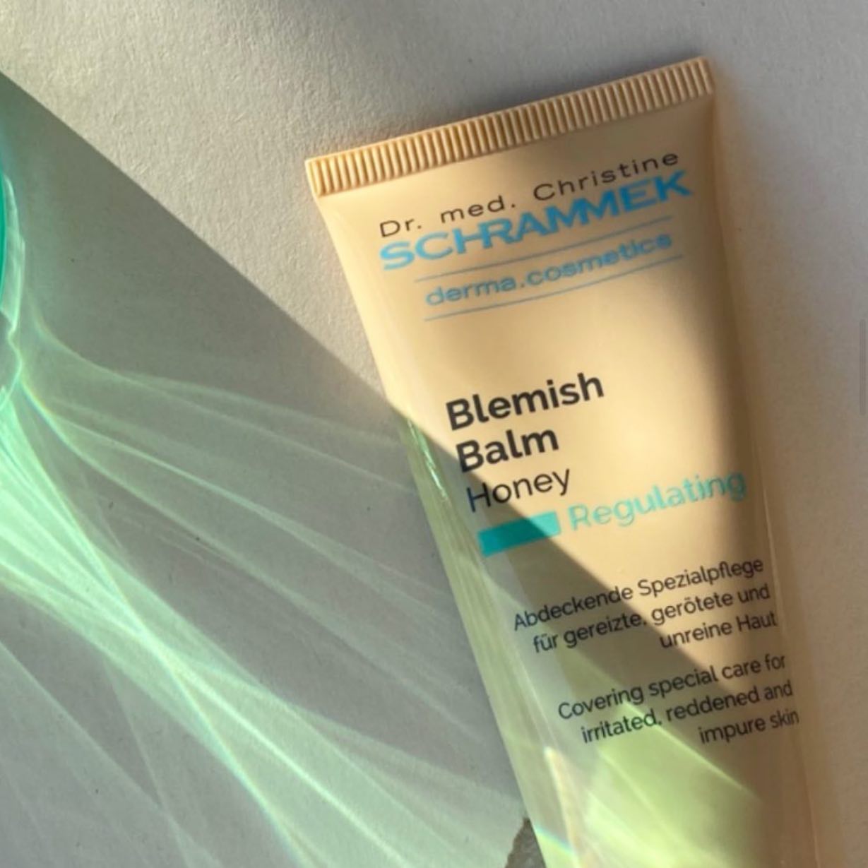 «Hybrid cosmetics» - denne kosmetiske trenden kombinerer ulike aktive ingredienser og dermed flere egenskaper i ett produkt. 

Vår hybridhelt, Blemish Balm, moren til alle BB-kremer, kombinerer fordeler som å dekke huden, bekjempe urenheter og berolige hudirritasjoner🤍 Psst… Blemish Balm er en av 10 nominerte Dr. Schrammek produkter i @costumenorge Skjønnhetsfavoritter 2022