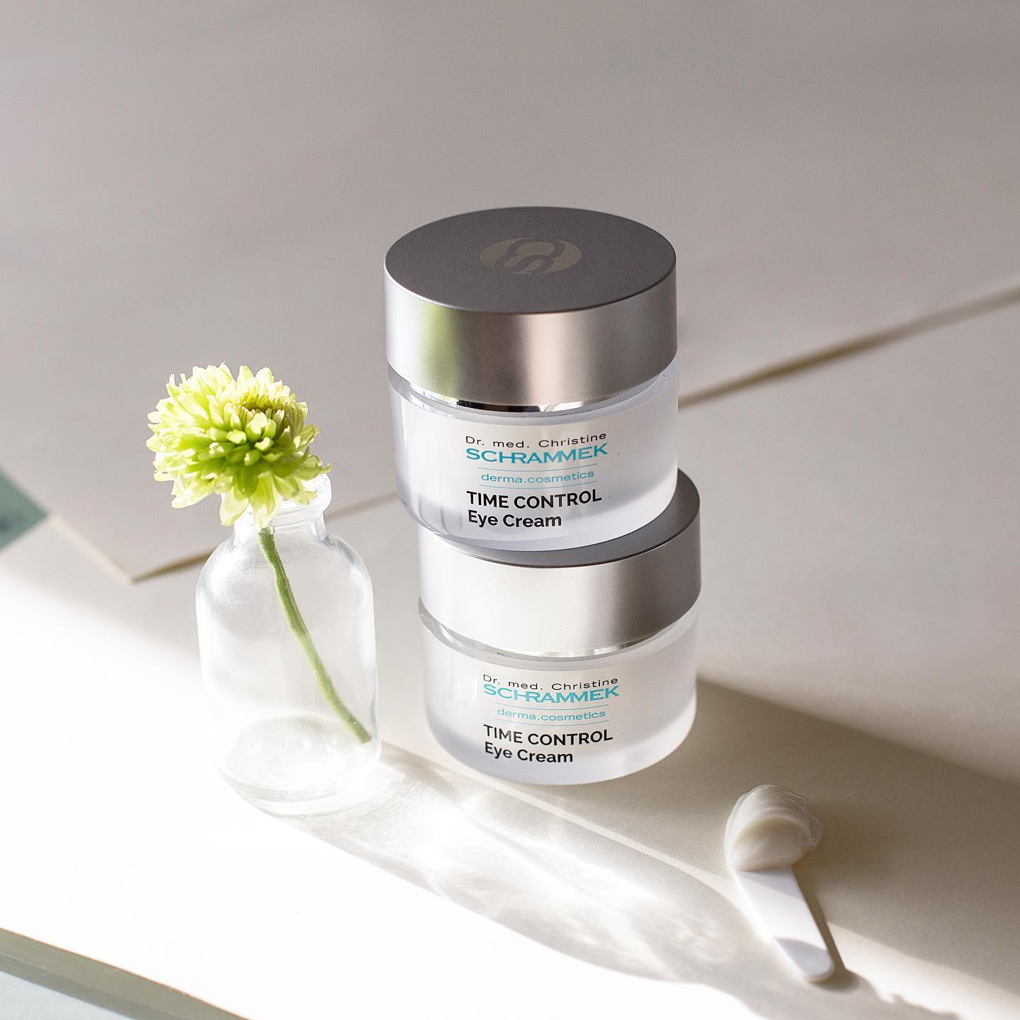 All eyes on you️ Time Control Eye Cream gir den mest eksklusive antirynke til huden rundt øynene. 

Fuktighetsgivende, oppstrammende og styrkende egenskaper. Reduserer effektivt tørrhetslinjer, tap av spenst og aldringstegn. 

Psst… I anledning morsdag og Valentine får du nå 15% på alle Dr. Schrammeks øyekremer.