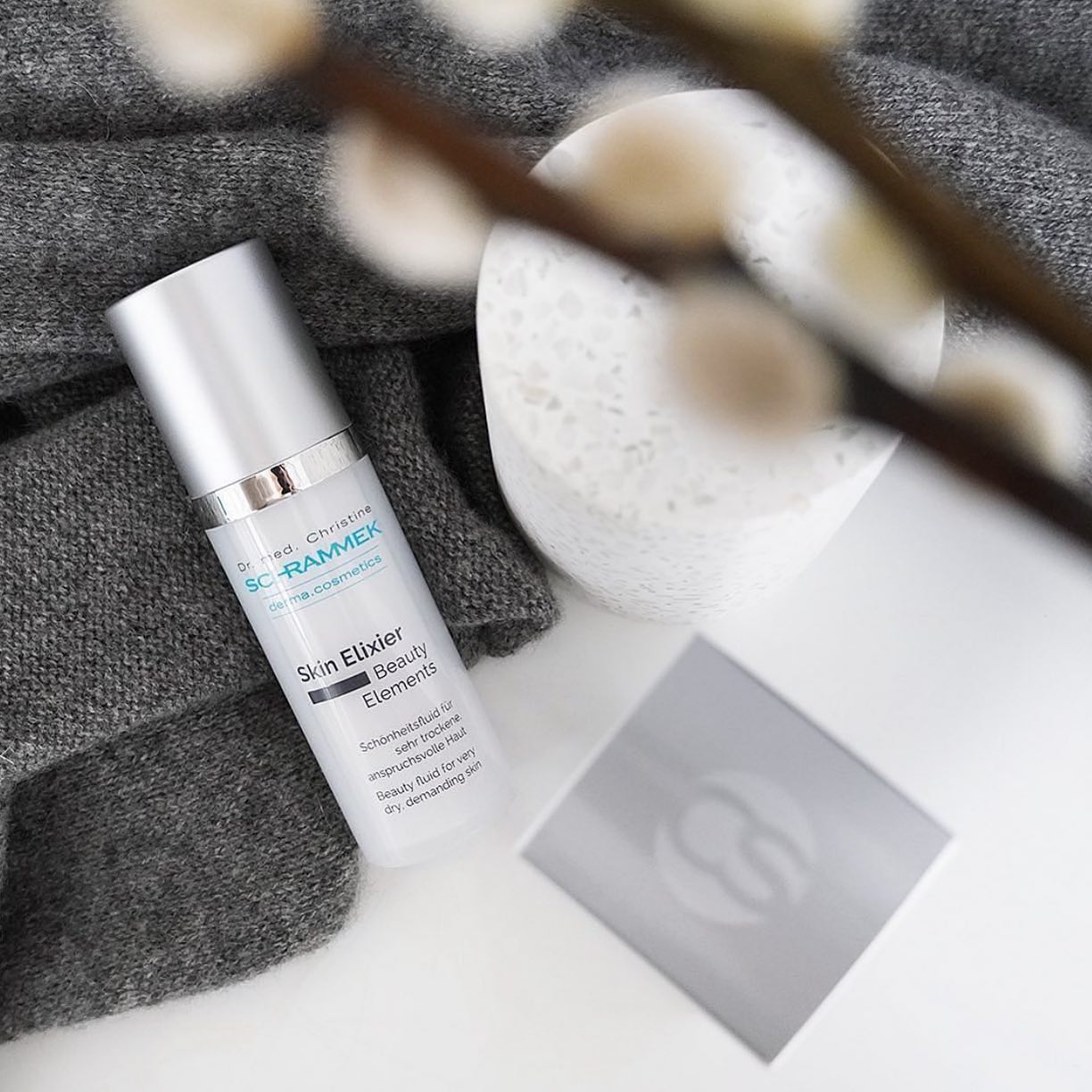 Skin Elixir er en oppbyggende antirynkekrem med nærende, strykende og regenererende egenskaper En ideell 24-timers krem og helt nydelig på vinterstid når huden føles tørr og stram. 

Tips: Bruk Skin Elixir på natten som en intensiv kur i perioder hvor huden trenger ekstra pleie og fukt. En liten dose magi som får stresset, sliten, aldrende hud tilbake i balanse🏻

Skin Elixier ble utviklet etter mange år med grundig forskning for å styrke huden etter GREEN PEEL. Aktive og verdifulle ingredienser som hyalouronsyre, hvetespire ekstrakt og plantebaserte oljer gjør denne kremen helt unik. Forbedrer elastisiteten med et oppstrammende resultat. Den er svært rik på fuktighet, samtidig som den har en sterk beskyttende virkning mot frie radikaler.