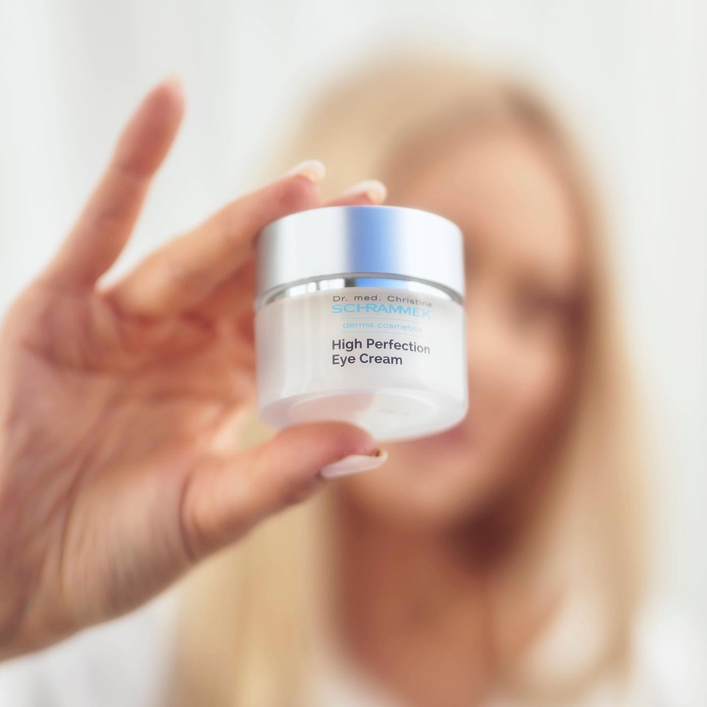 All eyes on you️ Ønsker du deg en gjennomfuktet hud hvor linjer og mørke ringer blir mindre synlige rundt øynene? Da er bestselgeren High Perfection Eye Cream løsningen🏻

En velbalansert øyekrem som inneholder en kombinasjon av hyaluronsyre, blå peptider, og stikkelsbær. 

Psst… I anledning morsdag og Valentine får du nå 15% på alle Dr. Schrammeks øyekremer.