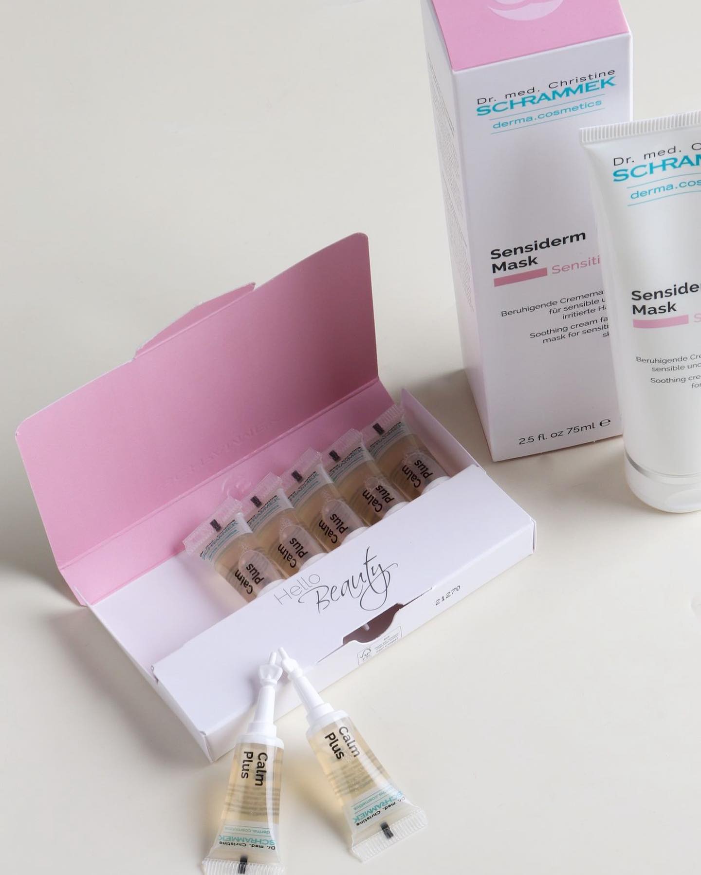 Vi skal bruke ekstra tid på selvpleie i vinterferien️🧖🏼‍♀️🤍 Tenk så deilig å roe ned huden og fylle den med fuktighet etter en dag i frisk, kald luft. Nødvendig er det også. 

Calm Plus Ampoules
Beroligende og stressdempende ampulle. Fuktighetsgivende og balanserende egenskaper fra konsentrerte planteekstrakter. Påfør en halv ampulle morgen/kveld, for å redusere rødhet og stress i huden. Tips: For å hjelpe huden i balanse, bruk en 7 dagers ampullekur under dag- og nattkremen. Også effektiv under Sensiderm Mask. 

Sensiderm Mask
Beroligende SOS maske for sensitivisert hud i ubalanse. Demper rødhet, inflammasjoner og stress i huden. Tips: Perfekt beroligende sovemaske etter en lang dag ute.