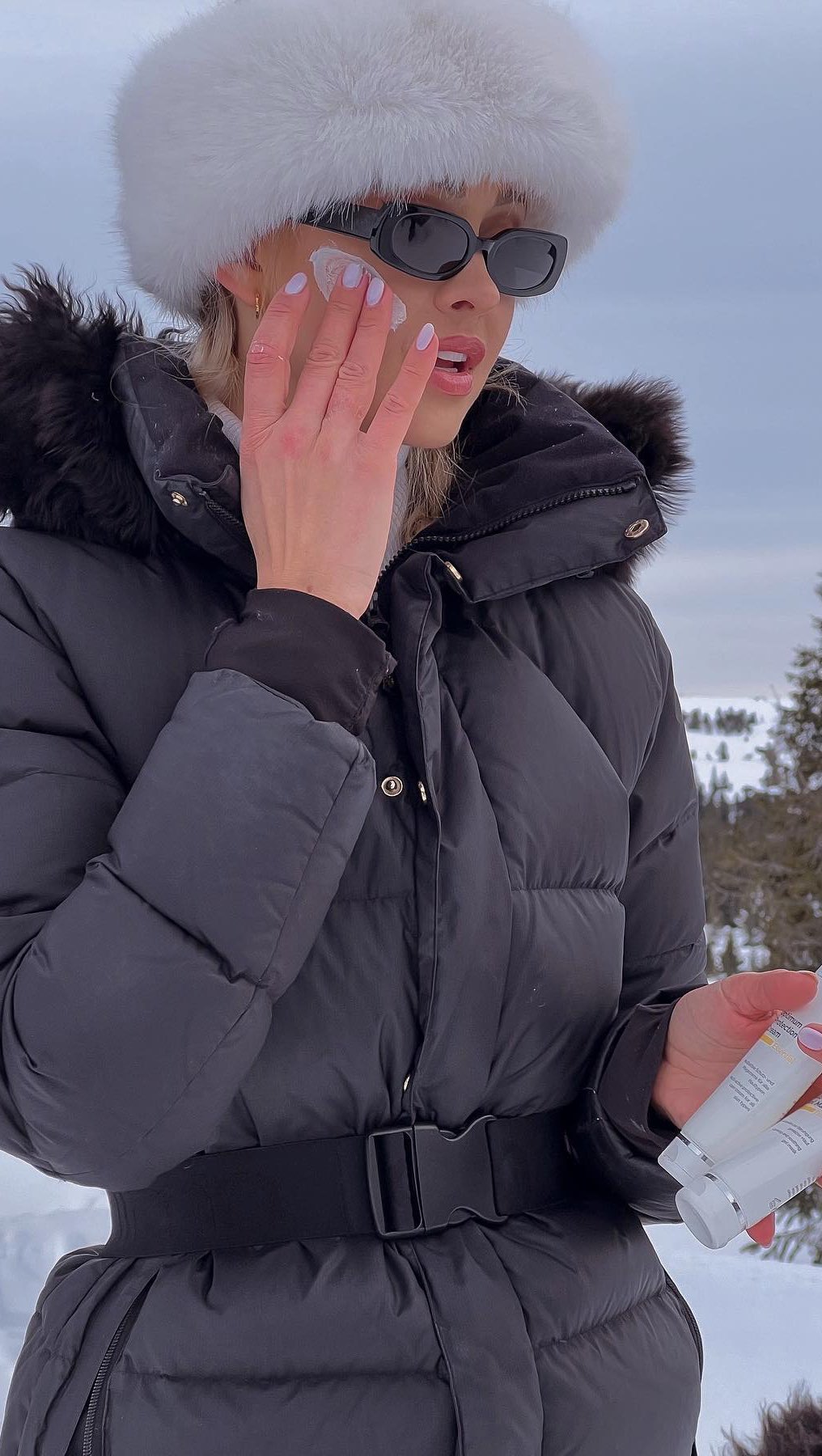 Påsken nærmer seg med stormskritt🌞🏻 Har du husket å kjøpe solkrem? 

Denne våren har Dr. Schrammek tre Limited Spring Editions. Vårens absolutte MUST-HAVES enten du skal til fjells, være i byen eller ved sjøen. 

@elinesyrdalen har tatt med seg Protect & Repair - Essential til fjells🏻️ Dette skreddersydde vårkittet inneholder dagkrem med SPF 30, beroligende fuktmaske, ampuller for fukt og glød, samt en liten sjokoladebit.