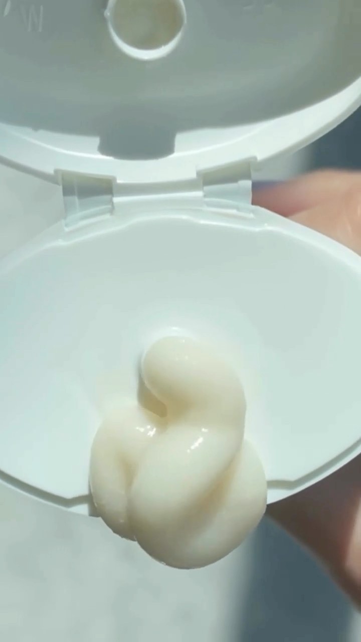 Vi ønsker oss silkemyk hud til sommeren🤍 Super Body Peeling er en effektiv og skånsom peeling for kropp. Kombinasjon av mekanisk og biologisk peeling sørger for effektiv reduksjon av døde hudceller og tørr hud. 

Etterlater huden silkemyk og påfølgende aktive ingredienser penetrerer bedre. Unikt med denne peelingen er at den også inneholder Guarana som er revitaliserende og fettforbrennende. Anbefales 2-3 ganger i uken. 

Psst… Dr. Schrammek har nå en 3 for 2-kampanje. Kjøp olje og krem - få gratis peeling (verdi: 510,-)🏻