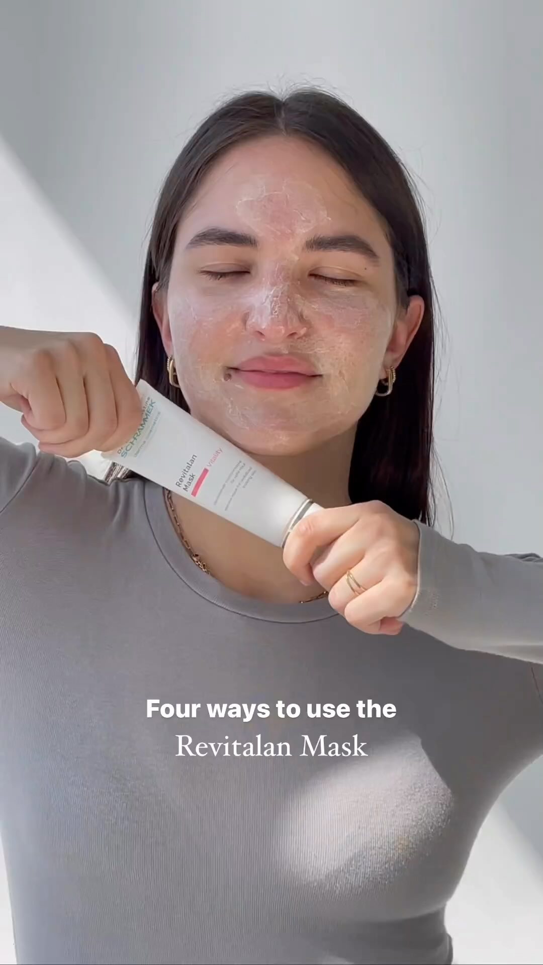 God søndag🤍 Her kommer tips til 4 måter Revitalan Mask kan brukes ️🧖🏼‍♀️

Revitalan Mask er en oppstrammende, nærende og hudfornyende kremmaske som gir glød og reduserer aldringstegn. Peptider, macadamia olje og marietistel gir ny vitalitet og spenst. Perfekt når du føler huden din er grå, slapp og trenger et lite kick!