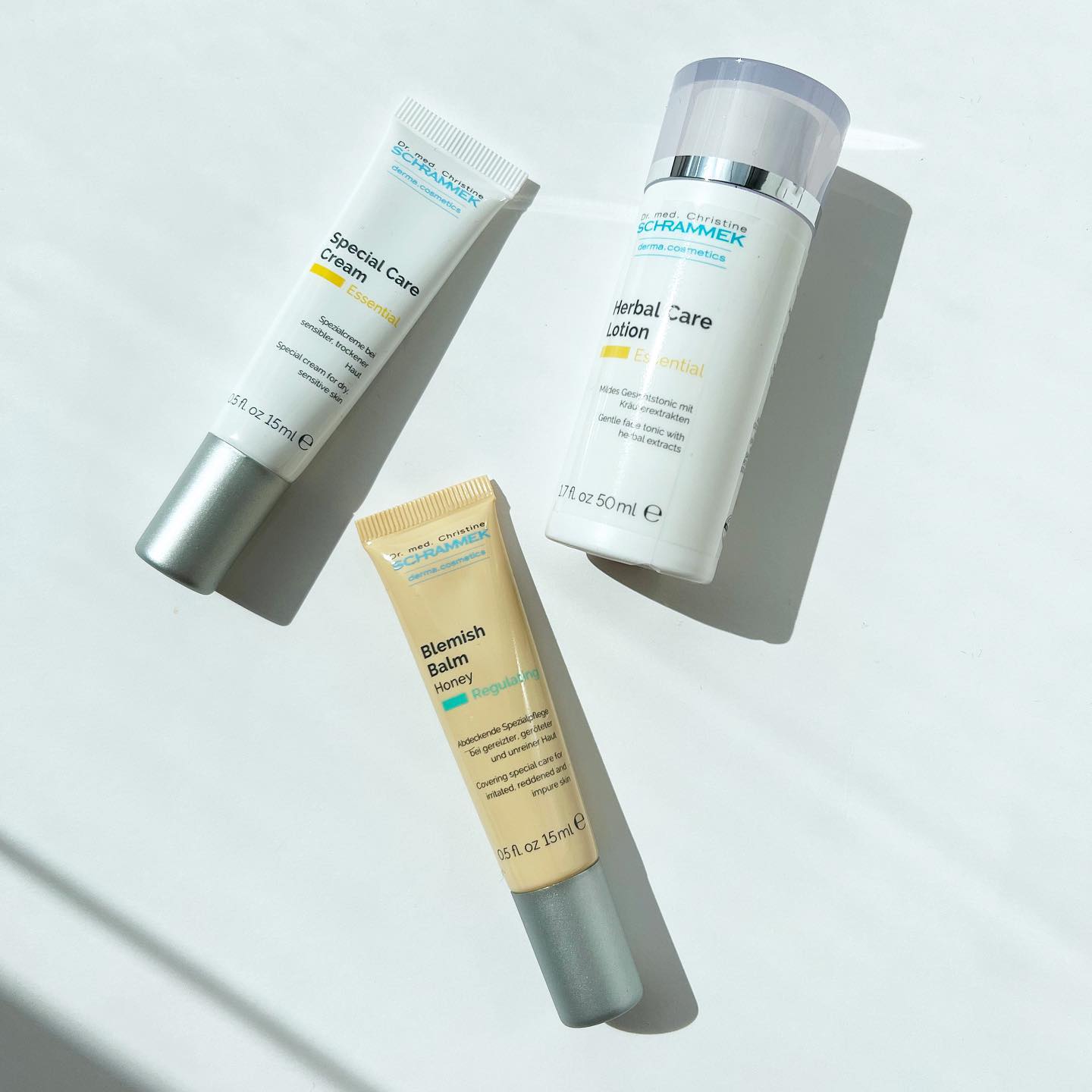 Hjemmeproduktene etter GREEN PEEL har en sterk beroligende virkning, samtidig som de bidrar til at urtene har lengre virkningstid i huden Dette gjør at huden blir minimalt stresset etter peelingen og kommer raskt tilbake i balanse. I tillegg er produktene beskyttende, fuktbalanserende og næringsrike - noe som er svært viktig for at resultatet optimaliseres på en effektiv og trygg måte. 

STEP 1: HERBAL CARE LOTION 50 ML Tonic med sterk beroligende og antibakteriell virkning som passer for alle. Rensende og styrkende på hudbarrieren samtidig som den demper rødhet og hudirritasjoner. Påføres med bomullspads. Fjerner også øye-makeup. 

STEP 2: SPECIAL CARE CREAM eller SPECIAL REGULATING CREAM 15 avhenging av hudtype

SPECIAL CARE CREAM 15 ML  Helt unik dag- og nattkrem som ivaretar hudens behov på en helhetlig måte. Svært antiinflammatorisk og beroligende effekt. Lindrer stramhet, rødhet og irritasjoner. Sterk beskyttende, fuktbalanserende og oppbyggende funksjon. 

SPECIAL REGULATING CREAM 15 ML Dag- og nattkrem som reaktiverer hudens naturlige funksjoner. Normaliserer talgproduksjon, betennelsesdempende, antiseptisk, beroligende og fuktgivende. Rødhet, irritasjoner og kløe lindres og kviser reduseres. Påføres etter rens. 

STEP 3: BLEMISH BALM 15 ML 
Den originale BB kremen fra 1967. Foundation med multitalent som kan brukes av alle. Sterk beroligende og anti-inflammatorisk som roer umiddelbart huden etter en GREEN PEEL. Rødhet og urenheter avtar raskere og dekkes perfekt. Fysisk filter som beskytter. Finnes i 4 farger. 

Hjemmeproduktene brukes minimum 5 dager etter GREEN PEEL behandlingen.