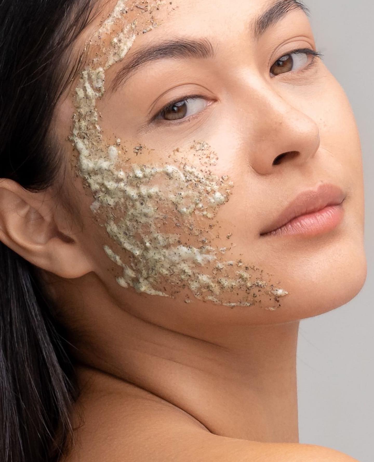 Visste du at GREEN PEEL finnes i tre styrker etter behov og hudtype? 

Den letteste, GREEN PEEL Fresh Up, eller Express utgaven «Quick Fix», er en populær partypeel som i tillegg setter i gang prosesser som bremser aldring og styrker sensitiv hud. 

Den mellomste, GREEN PEEL Energy, er en dyptvirkende antirynke behandling med gode resultater på konkrete hudproblem. Mens den dypeste, GREEN PEEL Classic, gir fullstendig hudfornyelse på 5 dager. 

De letteste GREEN PEEL behandlingene er ideell som forberedelse til den dypeste. Besøk din nærmeste Dr. Schrammek klinikk for en skreddersydd anbefaling til din hud