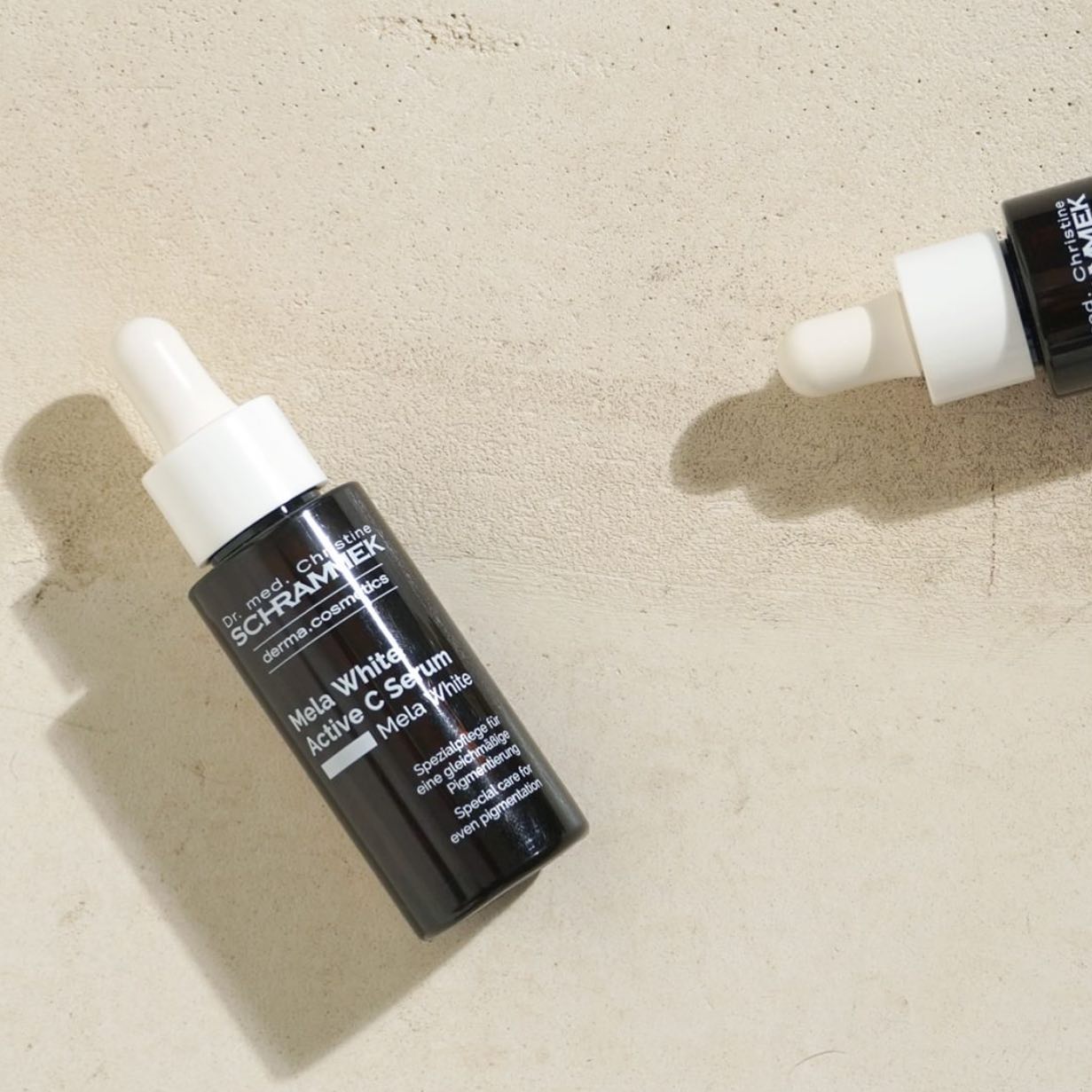 Mela White Active C Serum er et serum med aktivt C-vitamin for effektiv behandling av hyperpigmentering. Lysnende egenskaper med C-vitamin i kombinasjon med niacinamide og alpha arbutin jobber helhetlig på alle stegene i melaninsyntesen. Serumet gir en nydelig glød og jevnere hudtone. 

Påføres ansikt, hals og decollete morgen og kveld. Avslutt med Brightening Day Fluid SPF 50/Brightening Night Cream.