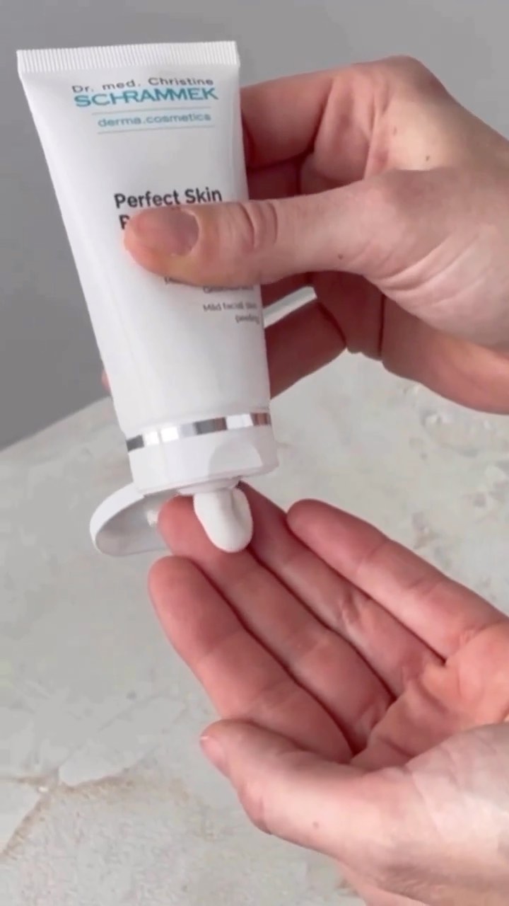 Scrub O’Clock🧖🏼‍♀️ Perfect Skin Peeling er en mekanisk kornpeeling som skånsomt og effektivt fjerner døde hudceller ved hjelp av malte lavasteinkorn. Den pleiende krembasen bestående av planteoljer tilfører huden næringsstoffer og essensielle lipider. Perfekt forberedelse til sommerferien

Dr. Schrammek anbefaler eksfoliering og skrubb av huden 1-2 ganger i uken eller ved behov. 

Tips: Følg opp med en ansiktsmaske som er riktig for din hud. Peelingen bidrar til at masken får enda bedre effekt🏻 Eksfoliering hjelper også aktive serum og fuktighetskremer med å trekke ekstra godt inn.