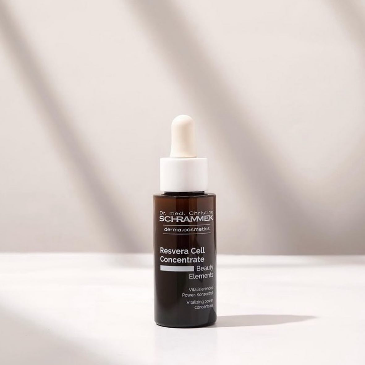 Smører du deg med antioksidanter om sommeren? Resvera Cell Concentrate er et revitaliserende serum proppfullt av næring og antioksidanter for ny glød og energi til huden🏻

Det virkningsfulle ”youth molekylet” Resveratrol er en superaktiv antioksidant som sørger for unik beskyttelse. Silisium og Vitamin C styrker og stimulerer kollagensyntesen. Huden får mer fasthet, styrke og økt elastisitet.

Tips: Bruk det kraftfulle konsentratet som et forebyggende tiltak mot stress og negative miljøpåvirkninger. Anbefalt i kombinasjon med solkrem og Blemish Balm for optimal beskyttelse.