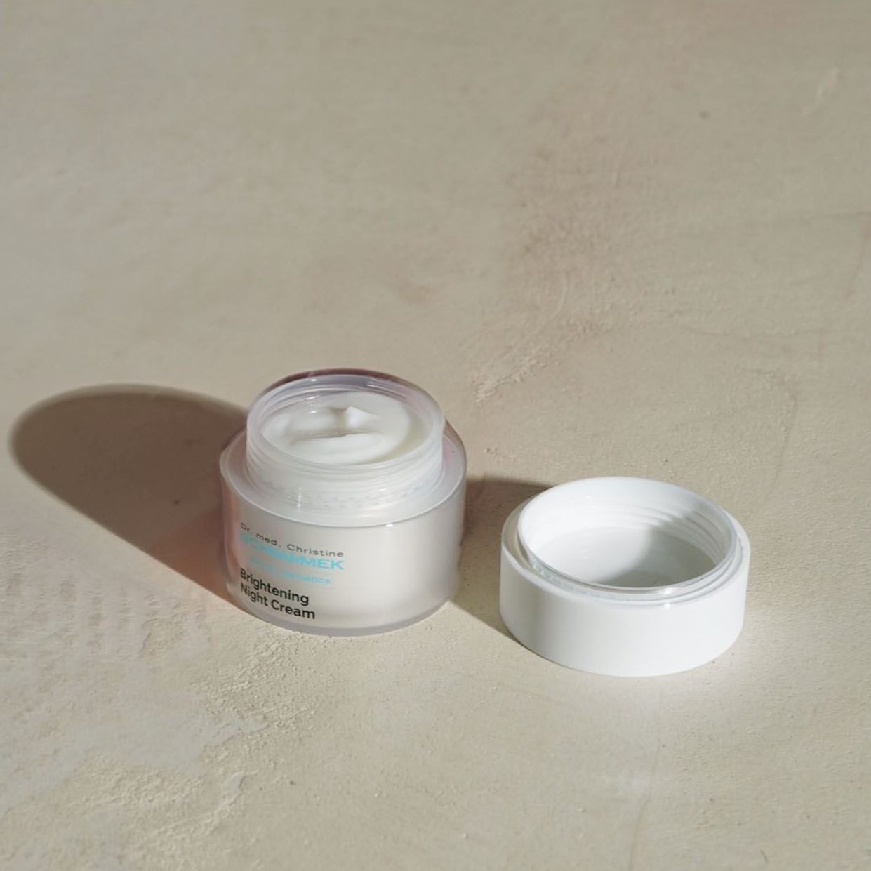 Good night hyperpigmentation

Brightening Night Cream er en nattkrem for helhetlig behandling av hyperpigmentering. Aktive virkestoffer fra morbær, granateple og fytinsyre jobber synergetisk på alle steg i melaninsyntesen. Mildt eksfolierende egenskaper øker opptaket av aktive virkestoffer og fremmer nedbrytning av melanin. 

Tips: Anbefaler Mela White Active C Serum under. Brightening Night Cream kan også påføres i tykkere lag som en nattmaske.