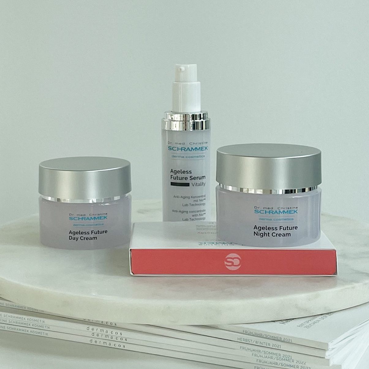 Visste du at våre Ageless Future produkter inneholder den populære ingrediensen bakuchiol? 

Bakuchiol er et naturlig og vegansk alternativ til retinol. Den stimulerer produksjonene av kollagen, og kan forbedre huden betydelig uten de bivirkningene retinol potensielt kan gi. 

Dokumentert effekt på reduksjon av rynker, fotoaldring og hyperpigmentering. Ingrediensen er like effektiv som retinol, men med høyere hudtoleranse.