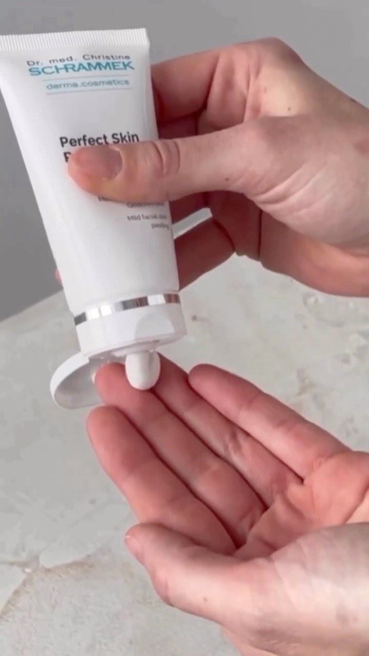 Hans = Scrub O’Clock🧖🏼‍♀️🤍🌪️

Perfect Skin Peeling er en mekanisk kornpeeling som skånsomt og effektivt fjerner talg og døde hudceller ved hjelp av malte lavasteinkorn. Den pleiende krembasen bestående av planteoljer tilfører huden næringsstoffer og essensielle lipider. Huden etterlates frisk og jevn. Dr. Schrammek anbefaler eksfoliering og skrubb av huden 1-2 ganger i uken eller ved behov. 

Tips: Følg opp med en ansiktsmaske som er riktig for din hud. Peelingen bidrar til at masken får enda bedre effekt🏻