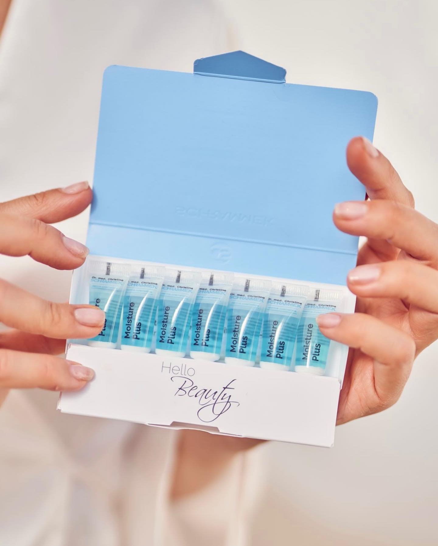 Boost huden din i høst med en 7 dagers ampullekur for ekstra fuktighet og glød

Moisture Plus Ampuller gir en fuktighetsboost med lavmolekylær og tverrbundet hyaluronsyre som fyller opp og holder lengre på fuktigheten. Inneholder også Spilanthol for muskelavslappende effekt - en effektiv «Bio-Botox» som sørger for rask og synlig reduksjon av mimikklinjer.

Psst… I september får du -15% på hele Hydrating-linjen.