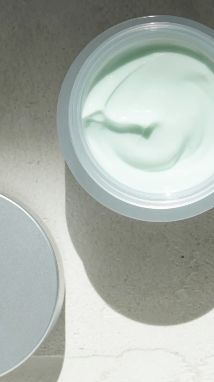 Dr. Schrammeks Hydrating-linje gir opptil 41% økning i fuktighet. Fuktbalansen er helt sentral for en sterk, sunn og spenstig hud. Hydrating produktene gir effektiv og langvarig virkning for å gjenvinne en god fuktbalanse

Psst… I september får du -15% på hele Hydrating-linjen.