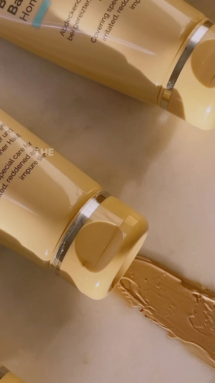 Visste du at Blemish Balm fra Dr. Schrammek var den første BB-kremen på markedet? 

Blemish Balm ble opprinnelig utviklet i 1967 som en behandlende krem etter GREEN PEEL. Kremen demper irritasjon, lindrer betennelser og skjuler rødhet. Den inneholder også et plantebasert kompleks av aktive ingredienser for å regulere ubalansert og uren hud. 

Blemish Balm en silkemyk konsistens som er enkel å påføre for et naturlig og jevnt resultat. Finnes i 4 naturlige farger som får huden til å stråle  

 @drschrammekusa 🏻