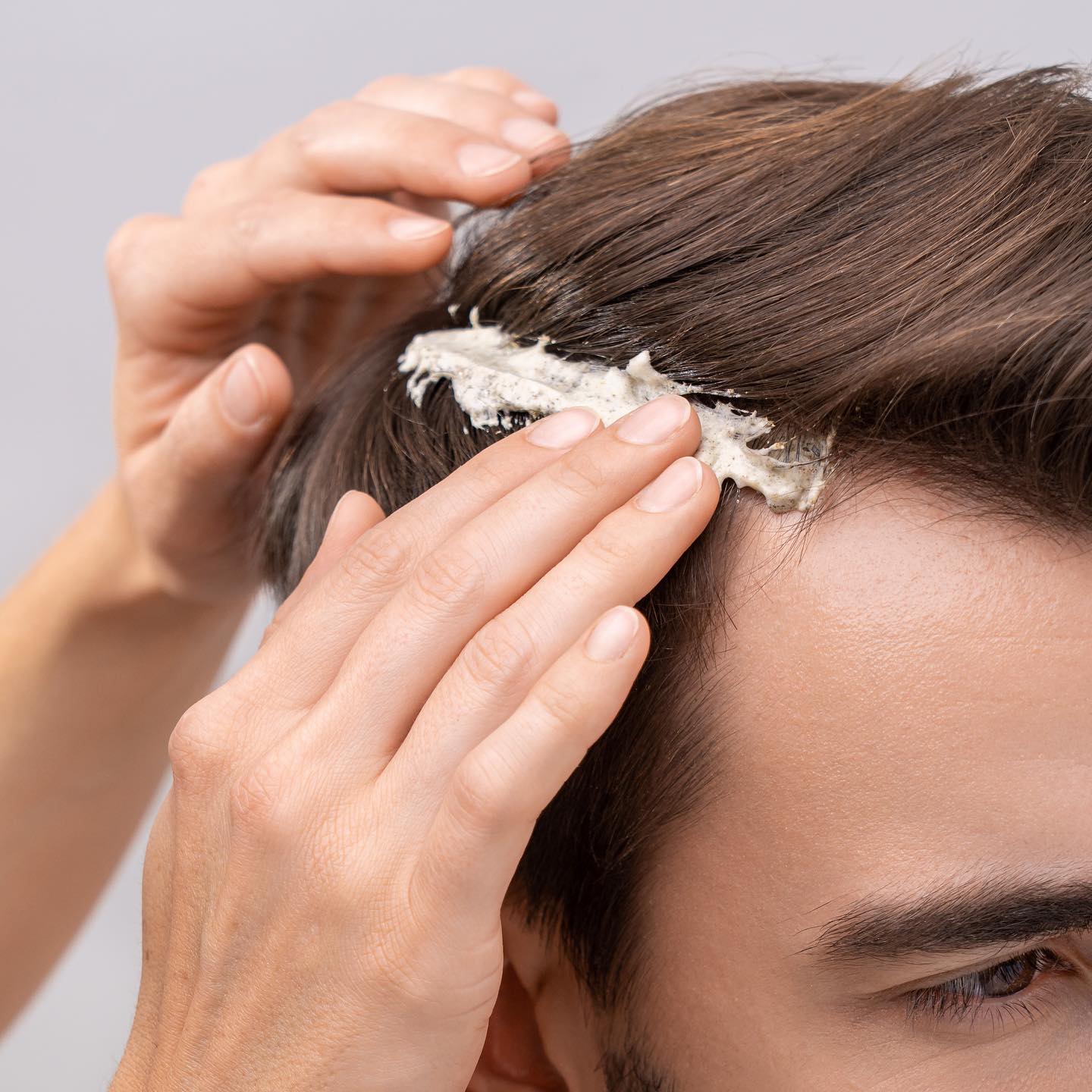 Den orginale GREEN PEEL har blitt brukt som en effektiv og trygg hudbehandling siden 1958. Dr. Schrammek presenterer nå en videreutviklet og helhetlig behandling for hår og hodebunn🏼‍♀️🏽 GREEN PEEL Hair Boost Treatment stimulerer til økt hårvekst, bedre hårkvalitet, samt en sunn og frisk hodebunn. 

GREEN PEEL Hair Boost Treatment er en smertefri, trygg og naturlig behandling for deg som opplever hårtap, hodebunnsplager eller svekket hårkvalitet. 

Behandlingen utføres i klinikk som kur. Besøk din nærmeste Dr. Schrammek klinikk for et skreddersydd behandlingsprogram.